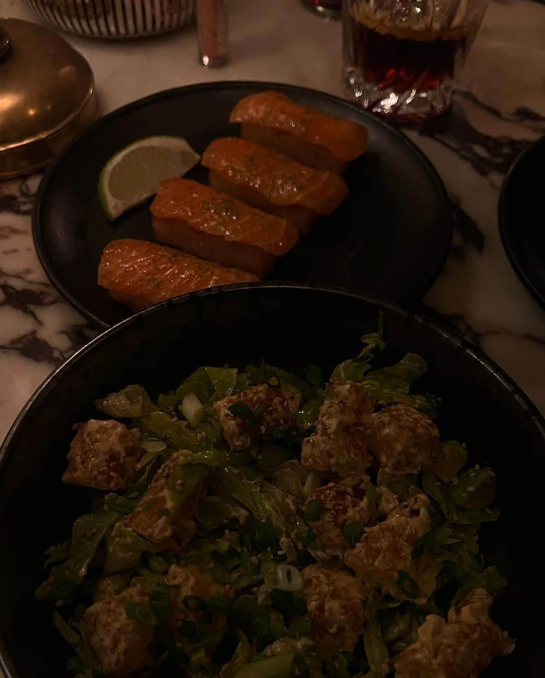 アレクサ・ロジーさんのインスタグラム写真 - (アレクサ・ロジーInstagram)「i live to eat. these are places in paris i really like (i have a highlight on my page as well) 🥐🇫🇷  1. cafe de flore (don’t order 🍓 until they’re back in season)  2. casa tua (brunch!!) 3. dinand par ferdi (ferdi burger with fries) 4. ober mamma (everything) 5. gigi (good vibes) 6. cafe mericourt (the eggs & orange blossom pancakes) 7. bouillon chartier (a true establishment, eat everything) 8. dumbo (best smash burger ever) 9. aux prés (the salmon 🥹) 10. déviant (the wine & veg pancake)」2月9日 8時25分 - alexalosey