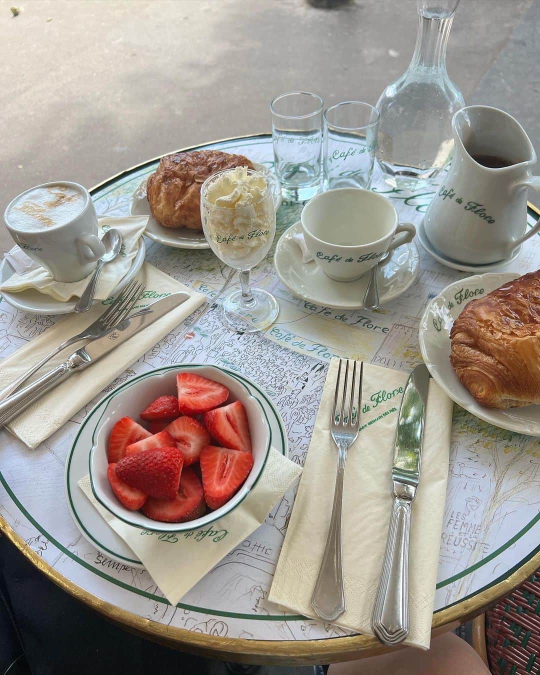 アレクサ・ロジーのインスタグラム：「i live to eat. these are places in paris i really like (i have a highlight on my page as well) 🥐🇫🇷  1. cafe de flore (don’t order 🍓 until they’re back in season)  2. casa tua (brunch!!) 3. dinand par ferdi (ferdi burger with fries) 4. ober mamma (everything) 5. gigi (good vibes) 6. cafe mericourt (the eggs & orange blossom pancakes) 7. bouillon chartier (a true establishment, eat everything) 8. dumbo (best smash burger ever) 9. aux prés (the salmon 🥹) 10. déviant (the wine & veg pancake)」