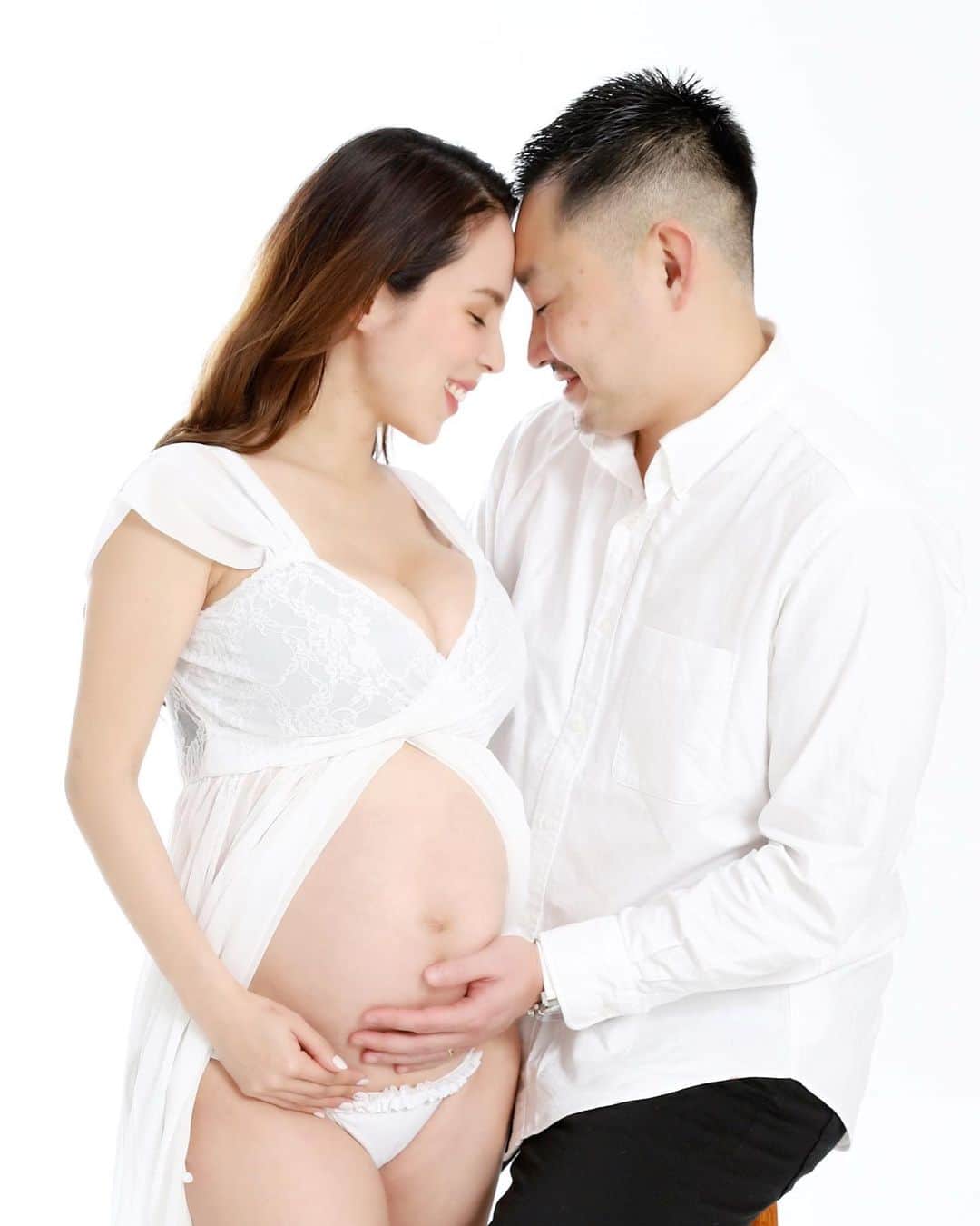 のインスタグラム：「🤍 #マタニティフォト  #matenityphoto  #妊婦 #マタニティ #ママ #夫婦  #maternity #life #baby #photo  #instagood #instalike #instapic」