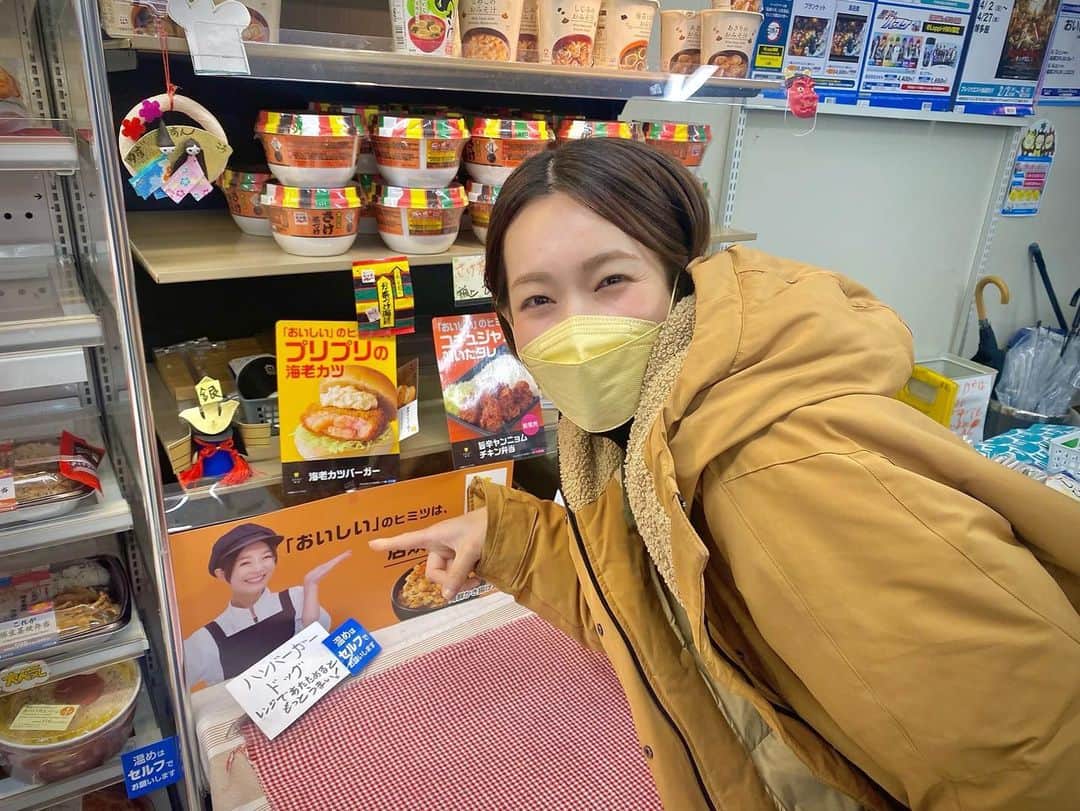 酒井瞳のインスタグラム：「宮崎の #ローソン さんで自分を見つけて浮かれるやつ🤣‼️  そして今回は、宮崎観光されている方が増えているので  #宮崎 のオススメ #お土産  @shiibaya.kateri さんのフルーツバター🧈  #椎葉村 という日本３大秘境の1つにある素敵なお菓子屋さん！ ここのバターサンドも本当に人気で...‼️‼️実はバターサンドはいつもタイミングが合わずまだ食べた事がないんです😭  だけどこのフルーツバターの美味しさに癒され満たされました！ 今回は古代米の食パンと一緒にいただきました😋❤️  続いては #日本一 に輝いた #宮崎牛 のカレー🍛！  あの宮崎牛のカレーが手軽に食べられるレトルトに😳✨ 美味しさぎゅっと詰まったカレーをぜひ✨‼️  もう一つのカレーは椎茸屋さんが作ったキーマカレー🍛‼️ 宮崎は椎茸もとっても美味しくて有名なんです！そのプロたちが作った椎茸の美味しいをたっぷりいただいてください！！ 椎茸好きは絶対食べてほしい😳✨  お次は #原農園 さんの #国富金時 #蜜芋 と #干し芋  芋好きは絶対買うべきなお土産ですよ🤤✨ 蜜芋は皮ごと食べられる #スイートポテト のような滑らかな食感と芋の最大限に引き出された甘さ😭  私の周りの芋好きさんもこのお土産は本当に喜んでくれてあっという間に無くなりますww  最後は家に常備している @nikunofukushima さんの #喜びスパイス これだけで料理のレベルが上がる😳✨美味しすぎて頼りきっています🤣‼️  主婦の方、キャンプされる方へのお土産に買うと間違いなく喜ばれます🙆‍♀️  #宮崎 #宮崎グルメ #宮崎お土産 #宮崎旅行 #オススメ #美味しい」