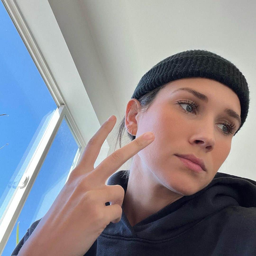 Shannon Beveridgeのインスタグラム：「angel on my shoulder 👼」