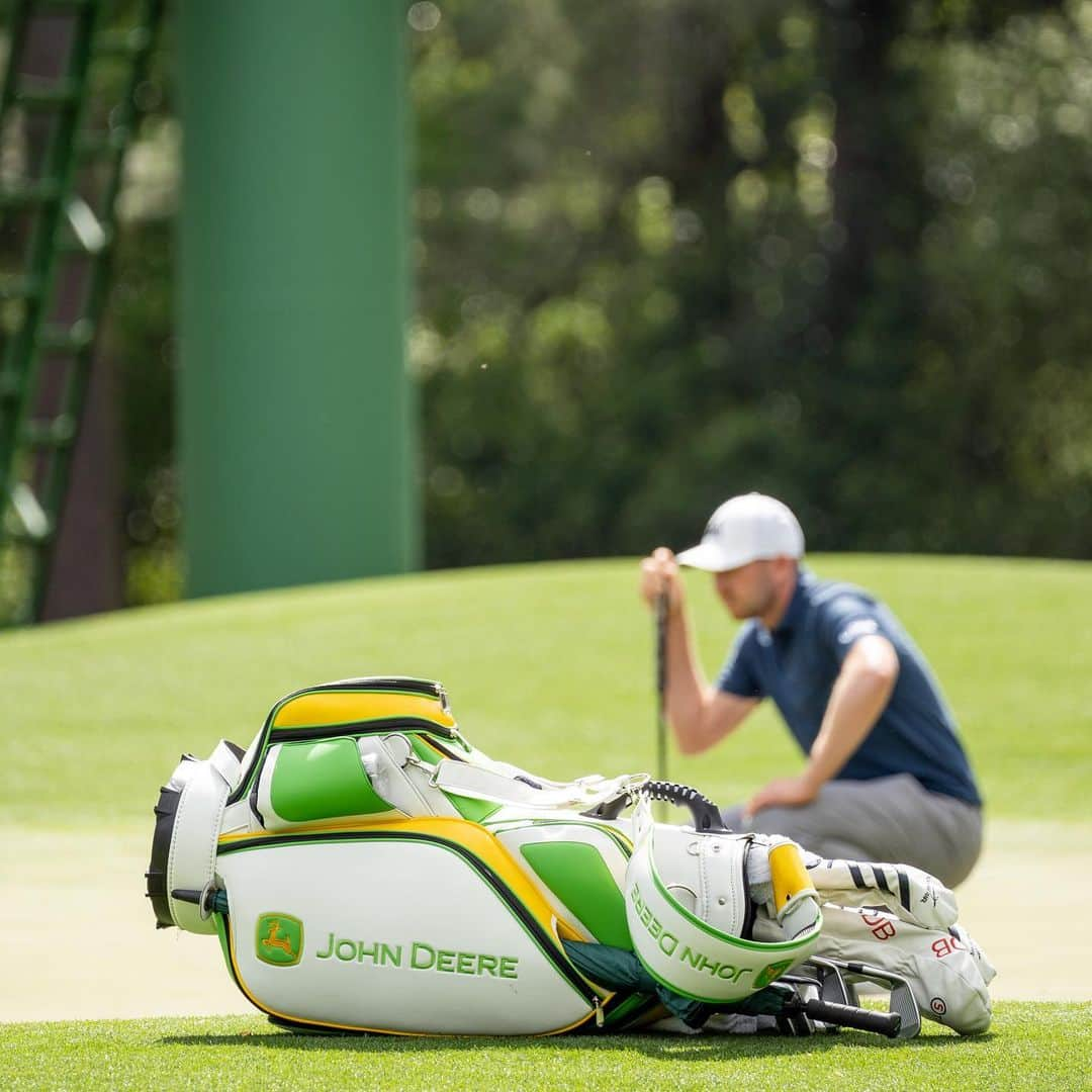 ダニエル・バーガーのインスタグラム：「Who wants that @johndeere bag?」