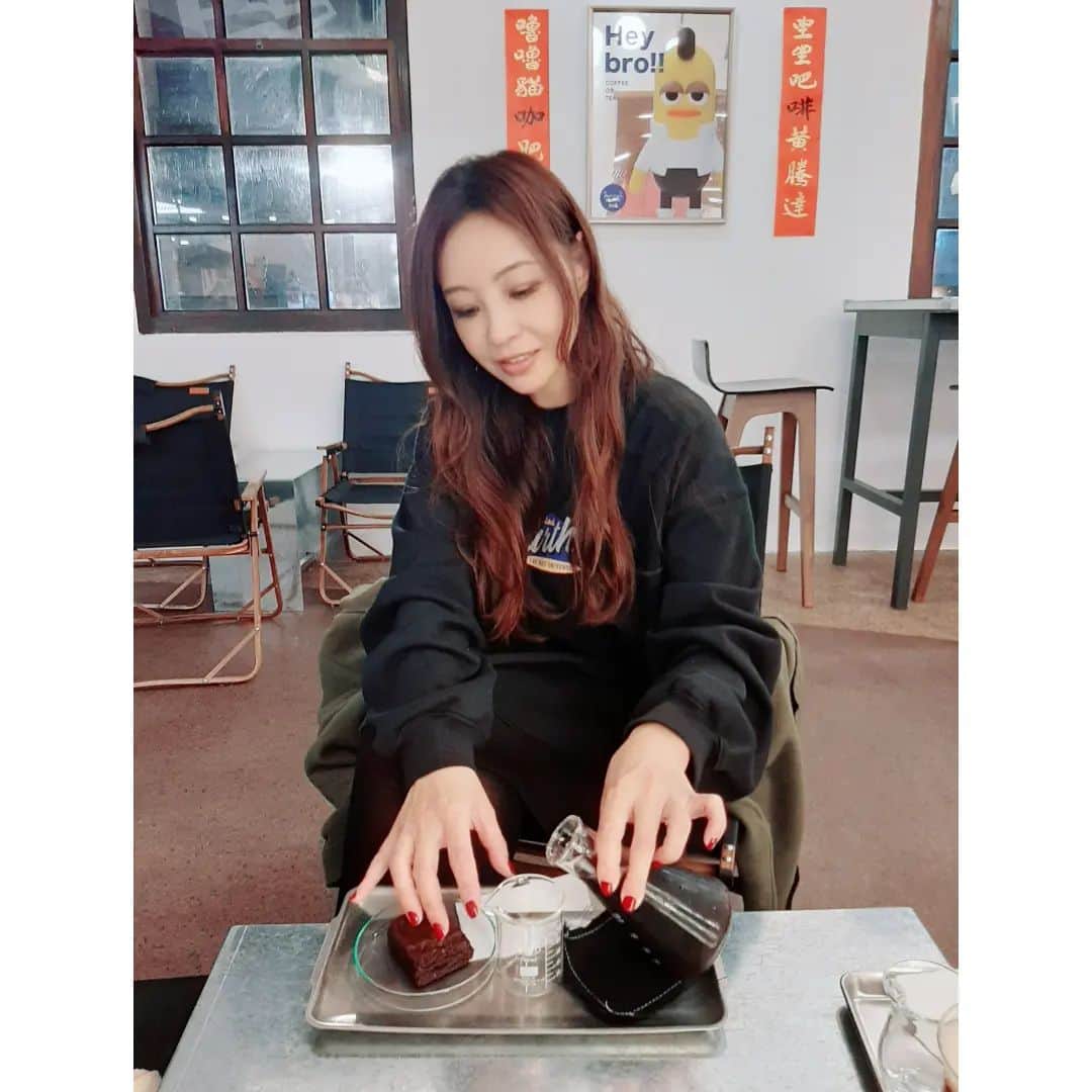 インリンのインスタグラム：「昔グラビアのお仕事で出会った日本の友達が台湾に遊びに来ました☺♪カフェでお茶しながら、昔の話で盛り上がり…私が今こうして普通家庭を持って生活するなんて、当時誰も思わなかったんだって💦それはそうだよね！…私だって当時は、自分が将来子育て中心の人生歩むなんて思いませんでした・・・そのくらいぶっ飛んでました(かな？)💦  #台湾 #台北 #カフェ #インリン #子育て #双子 #3児の母」