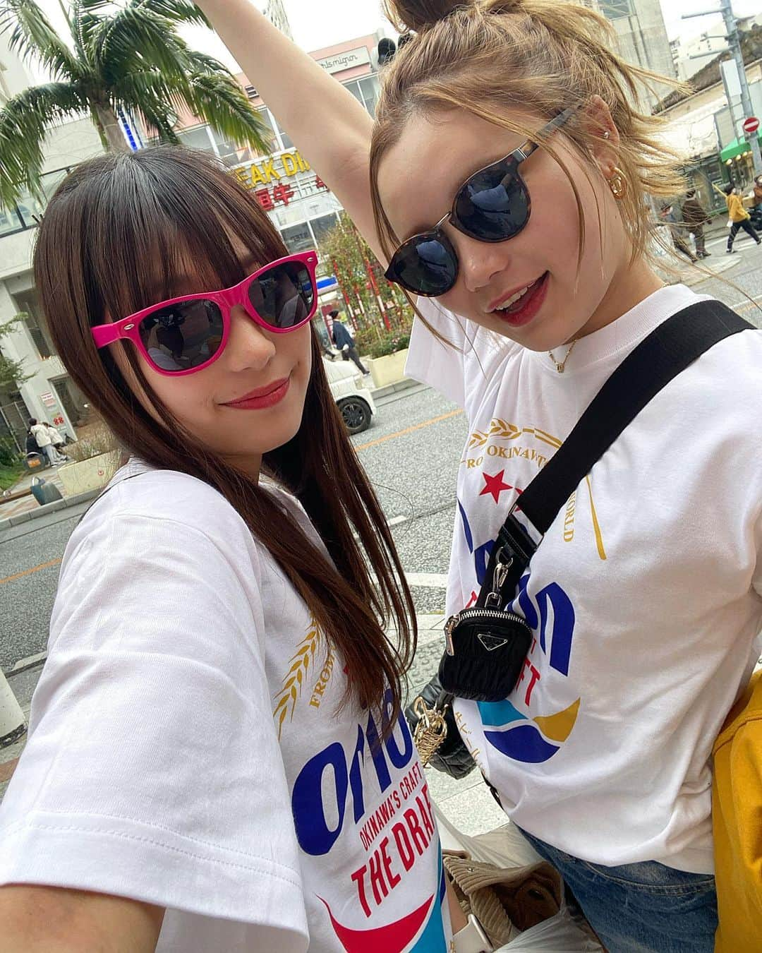 ゆいちょすさんのインスタグラム写真 - (ゆいちょすInstagram)「🌺🌴OKINAWA🌴🌺 沖縄1泊の弾丸旅行‼️ . 念願のORIONTシャツ👚 可愛すぎてテンション爆上がり～！ ちなみに、この時期に半袖半ズボンは私たちだけ✋ 普通に風邪ひくから、真似しないでね💦 . . 沖縄名物 ソーキそば  タコライス  海ぶどう  とかとにかく沢山食べ歩き出来て幸せすぎた～💕 念願のハブ酒も飲みました🐍  #沖縄  #沖縄グルメ  #弾丸旅行✈️ #orion  #おりおんてぃー  #バブ酒  #海ぶどう  #タコライス  #ソーキそば  #bluesealicecream」2月9日 9時22分 - yuichosu_82