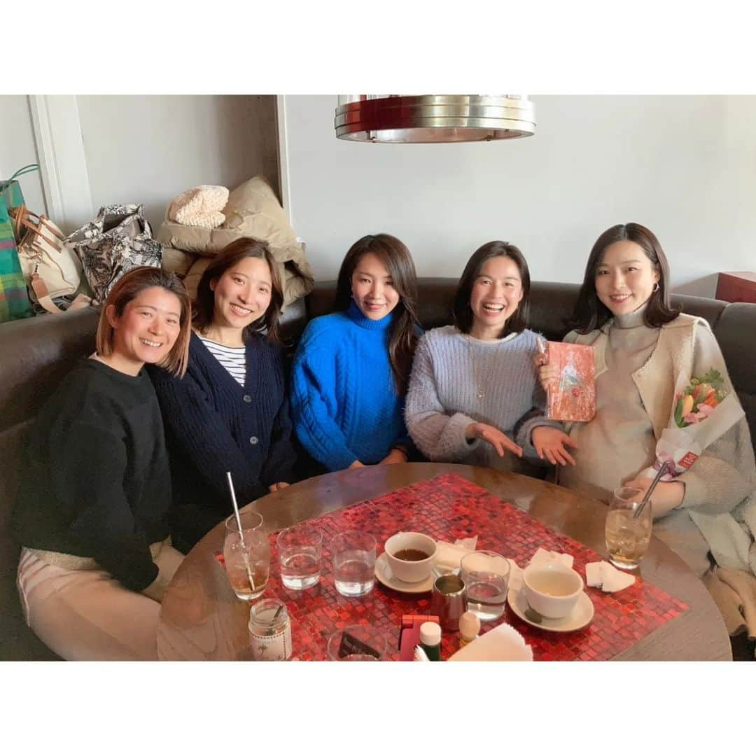 本田珠規さんのインスタグラム写真 - (本田珠規Instagram)「2023.1.30  大好きなみなさんと♡  会えるだけで幸せなのに お花とギフトのサプライズをして頂いて 感謝🙏感謝🥹です。  大きなお腹になるまでの経緯を 知ってくださってるみなさん。  温かい笑顔が優しくて。 愛溢れる時間でした🥹  ありがとうございます✨  #メキシカンランチ #代官山ランチ #妊娠10ヶ月#36週1日」2月9日 1時00分 - tamaki_honda_oscar