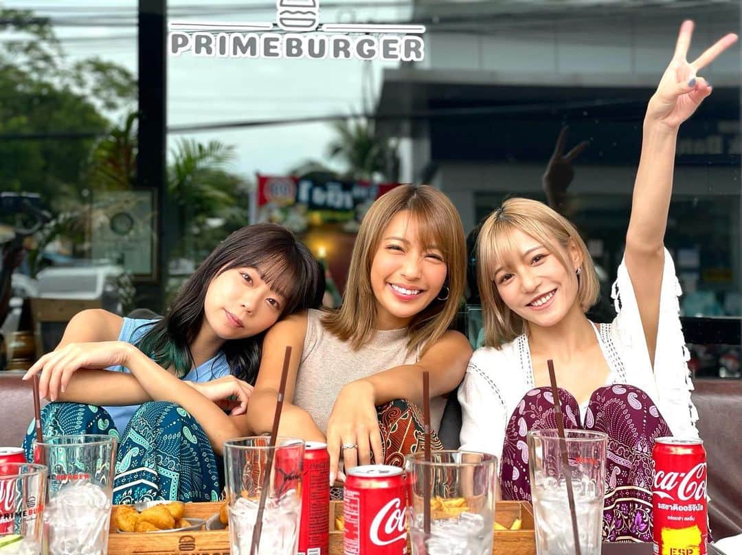 sherbetのインスタグラム：「Lunch time at Pattaya Beach.  ◎sherbet youtube https://youtube.com/@-sherbetchannel  tiktok https://www.tiktok.com/@sherbet_official_  #tgc #ガールズコレクション #sherbet #EDM #新宿warp #edm #warp #thai #thailand」