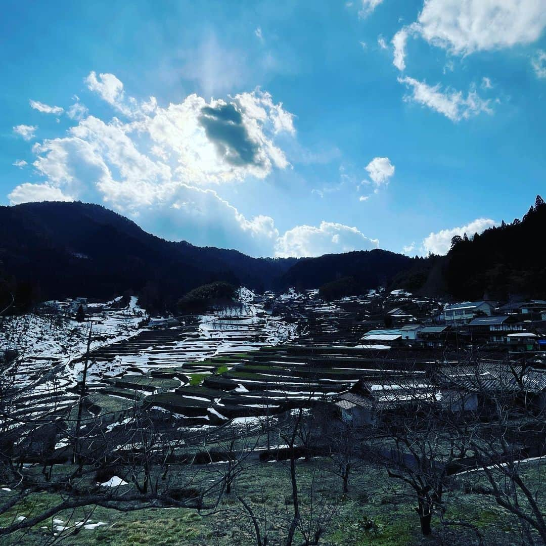 川本睦子のインスタグラム：「コロナ禍で好きになったこと、広島の山間部。 ステイホームのさなか、鬱屈した気持ちをなんとか発散すべく、田舎の方にドライブに頻繁に行ってました。 そして出会った井仁の棚田。 何かに行き詰まったらここに来るように。 季節ごとの魅力がたまんない。  最近ドイツから一時帰国してるドラマーのアイネが、広島の田舎の魅力に気づいたらしいので一緒にドライブ。  ひとしきり棚田を堪能した後、お気に入りの加計の月ヶ瀬温泉へ。 お肌ツルスベ〜  またどこか知らない広島の田舎に行きたいので、おすすめ教えてちょ！  #田舎ドライブ #広島ドライブ」