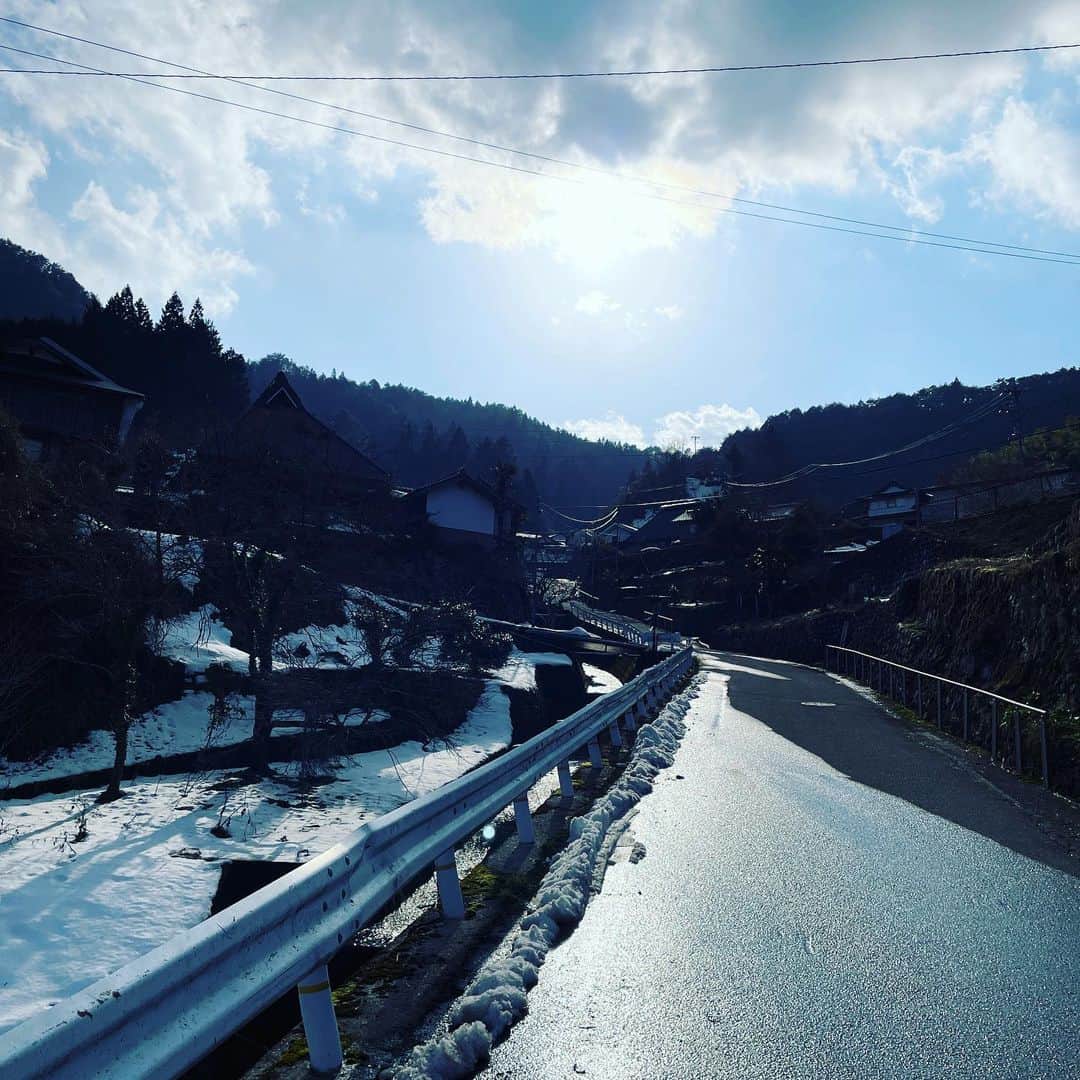 川本睦子さんのインスタグラム写真 - (川本睦子Instagram)「コロナ禍で好きになったこと、広島の山間部。 ステイホームのさなか、鬱屈した気持ちをなんとか発散すべく、田舎の方にドライブに頻繁に行ってました。 そして出会った井仁の棚田。 何かに行き詰まったらここに来るように。 季節ごとの魅力がたまんない。  最近ドイツから一時帰国してるドラマーのアイネが、広島の田舎の魅力に気づいたらしいので一緒にドライブ。  ひとしきり棚田を堪能した後、お気に入りの加計の月ヶ瀬温泉へ。 お肌ツルスベ〜  またどこか知らない広島の田舎に行きたいので、おすすめ教えてちょ！  #田舎ドライブ #広島ドライブ」2月9日 1時16分 - muzco