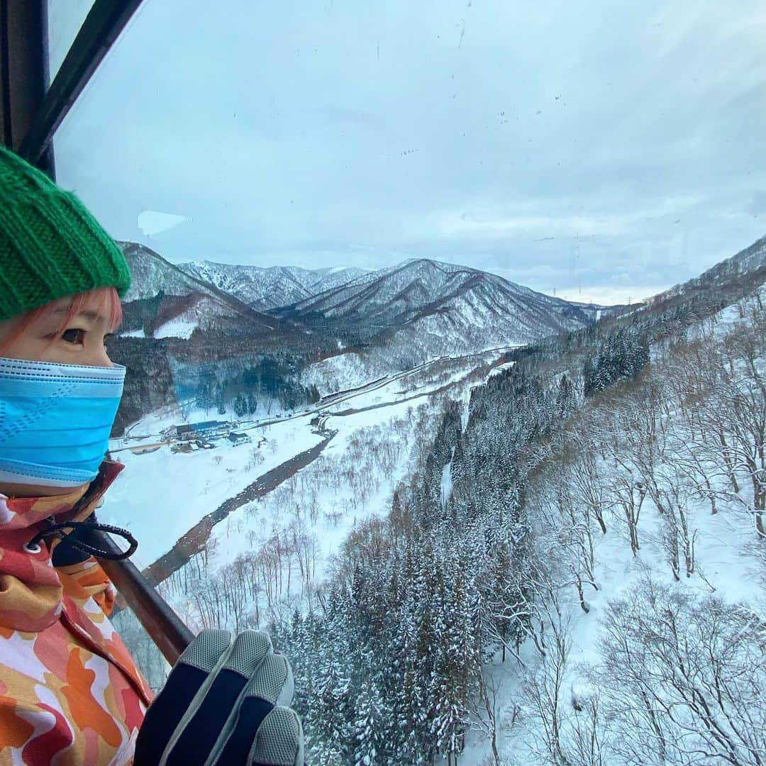 由利華さんのインスタグラム写真 - (由利華Instagram)「ダサダサスノボーマン🏂  #マスク裏返ってるし滑り方ダサすぎて🫣　 #スノボー初心者お手柔らかに　 ⁡ ⁡ #code #fashion #ショートカット　#ライブ　#シンガー　#シンガーソングライター　#歌手 #歌い手　#ボブ　#ピンクヘア　#cover #歌ってみた」2月9日 1時39分 - yurippe0804