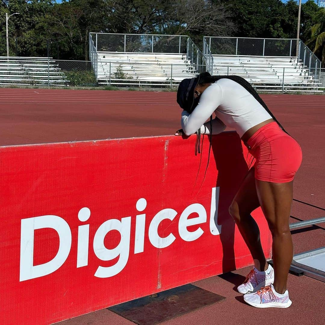 シェリー＝アン・フレーザー＝プライスのインスタグラム：「Digicel with the timely support!😪🙏🏾  🚀」