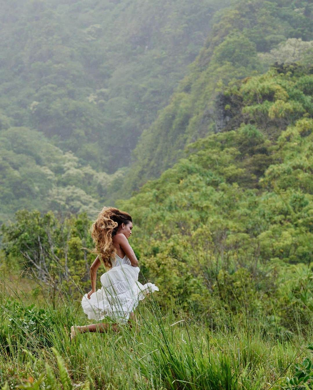 ジェローム・デュランさんのインスタグラム写真 - (ジェローム・デュランInstagram)「Always chasing waterfalls 🌊🌸 @kvhea @eviemagazine   The first day of production the team found out we had an early morning 1 1/2 hour hike up to the waterfall and everyone got even more excited 😆 I’m not entirely sure if Kahea even wore shoes 😂 gotta love the spirit of the people in Hawaii 💙🤗 Thanks again to a great team 🥳」2月9日 2時21分 - jeromeduran