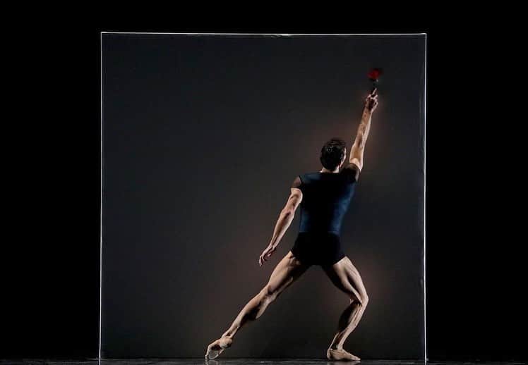 ロベルト・ボッレのインスタグラム：「Posted @withregram • @teatroallascala Remanso è la seconda coreografia dello spettacolo Dawson/Duato/Kratz/Kylián, in scena fino al 9 febbraio. Per questa creazione, nata nel 1997, @nachoduato si lascia ispirare da un poema di Federico García Lorca e dai Valsos Poéticos di Enrique Granados, suite per pianoforte composta da otto valzer.   Su questa musica così adatta alla danza si muovono tre ballerini in una successione di assoli, duetti e terzetti concatenati in un disegno spontaneo e leggero che unisce potenza espressiva, geometria delle linee, dinamica dello spazio e delle forme.  •  Remanso is the second choreography of the Dawson/Duato/Kratz/Kylián performance, on stage until 9 February. For this creation, born in 1997, Nacho Duato was inspired by Federico García Lorca's poem and Enrique Granados' Valsos Poéticos by, a piano suite composed of eight waltzes.   On this music so suitable for dance, three male dancers move in a succession of solos, duets and trios linked in a spontaneous design that put together expressive power, geometry of lines, dynamics of space and forms.  Ph. Teatro alla Scala / Brescia - Amisano  #teatroallascala #lascala #nachoduato #dance #ballet #contemporarydance #robertobolle #remanso」