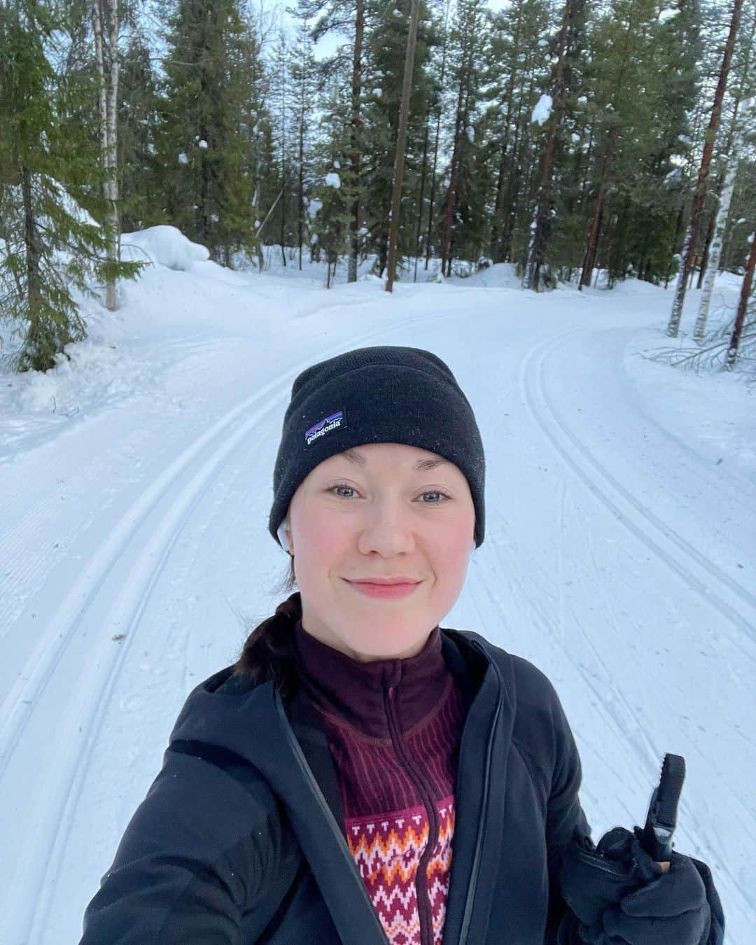 ラウラ・レピストのインスタグラム：「Ei helmikuuta ilman hiihtoselfietä☝🏼😂 Luistelun täyteisen syksyn ja alkutalven jälkeen suunnitelmissa vähemmän jäähallien loisteputkilamppuja, ja enemmän ulkoliikuntaa, raitista ilmaa ja luontoterapiaa omien ajatusten kera. Luistelulihakset on onneks valmiiks hereillä niin voi painella päivä toisensa jälkeen laduilla.😁 Paljoa en valehtele jos myönnän että nää on vuoden yksiä parhaimpia viikkoja vuodessa.🙊🤍❄️  #hiihto #lappi #xcskiing #levi #helmikuu」