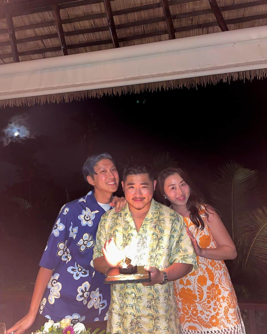 のインスタグラム：「Love my friends and Ko Samui 🌴✨🌅😘🎂 Thank you !! @tarolingal @po.ne.do.miwa」
