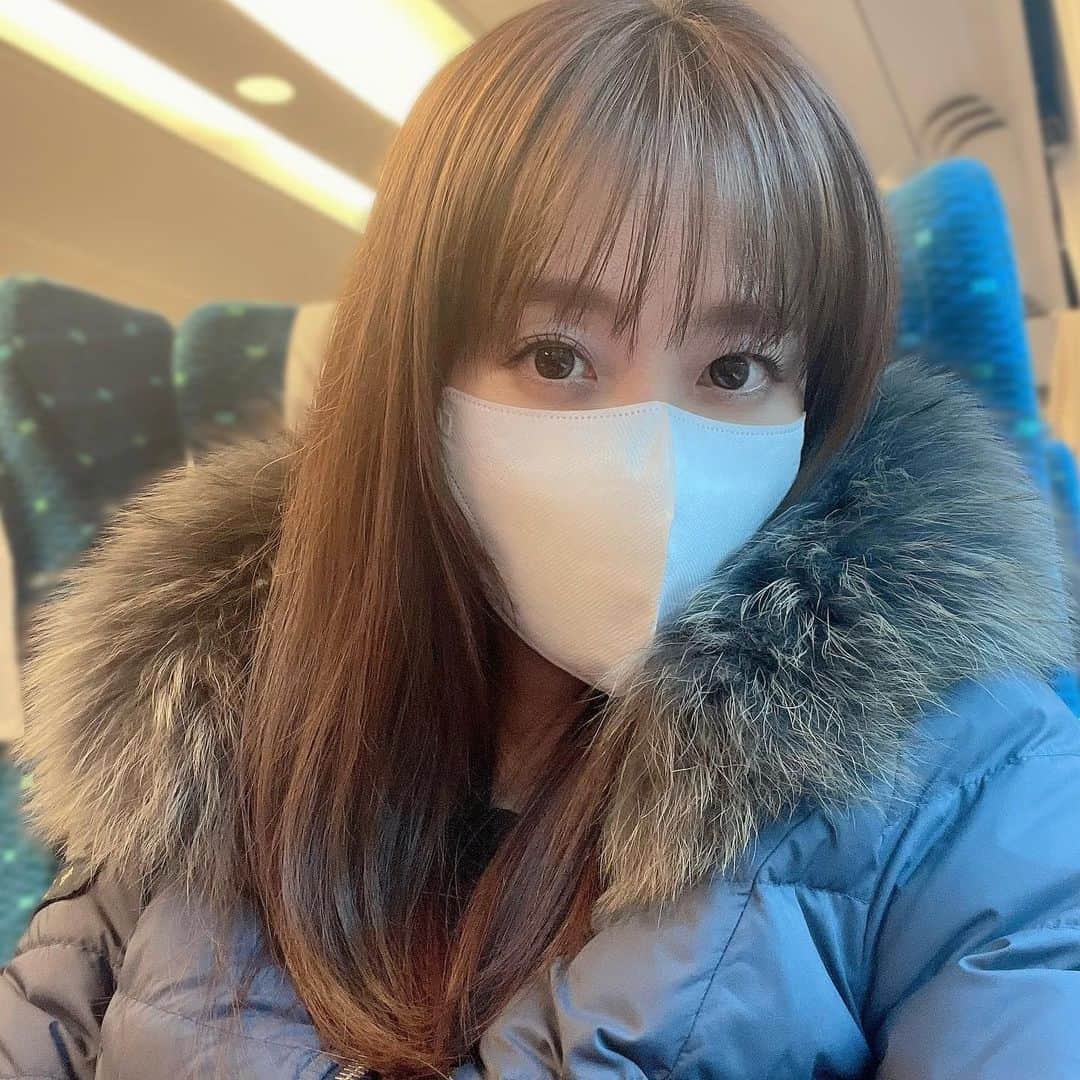 吉井明子さんのインスタグラム写真 - (吉井明子Instagram)「🚄💨  完全にマスクがいらなくなったら 思い出し笑いするときどうしましょう☺︎  #気象予報士 #気象キャスター #weatherforecaster #기상캐스터　#氣象主播 #吉井明子 #オフショット」2月9日 9時34分 - akiko_yoshii_sunny_rain