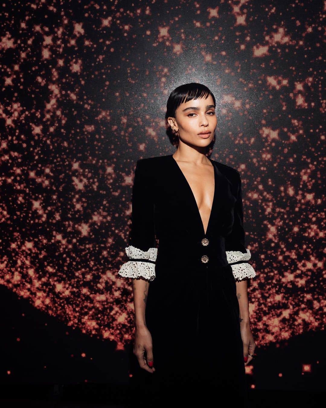 ゾーイ・クラヴィッツのインスタグラム：「#thenightisours @yslbeauty 🖤」
