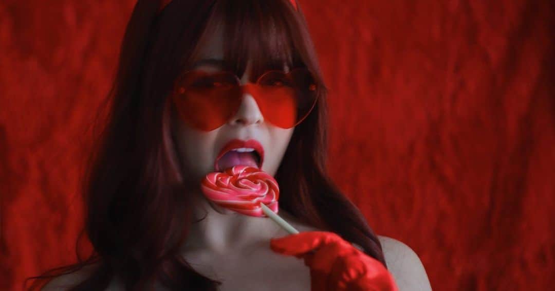 サーシャ・ピーターズのインスタグラム：「“When in doubt, wear red.”」