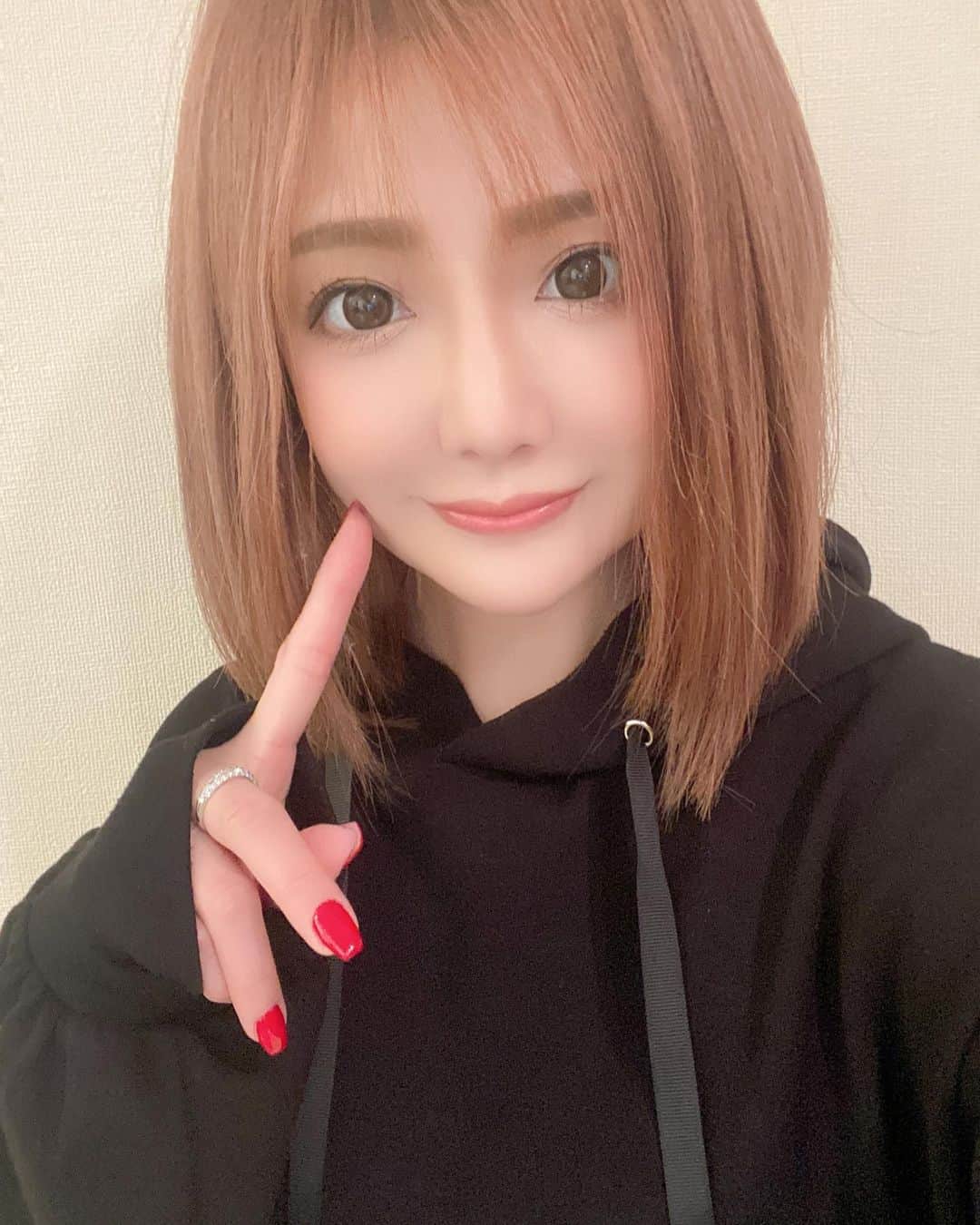 らんらんのインスタグラム：「2022/03 📸  #らん#グラマラス#名古屋#錦 #キャバ嬢#キャバクラ#水商売 #高級シャンパン#自撮り#谷間 #フォロー#フォローミー#有賀#followme#instalike#instadaily #instagram#instapic#ARIGA」