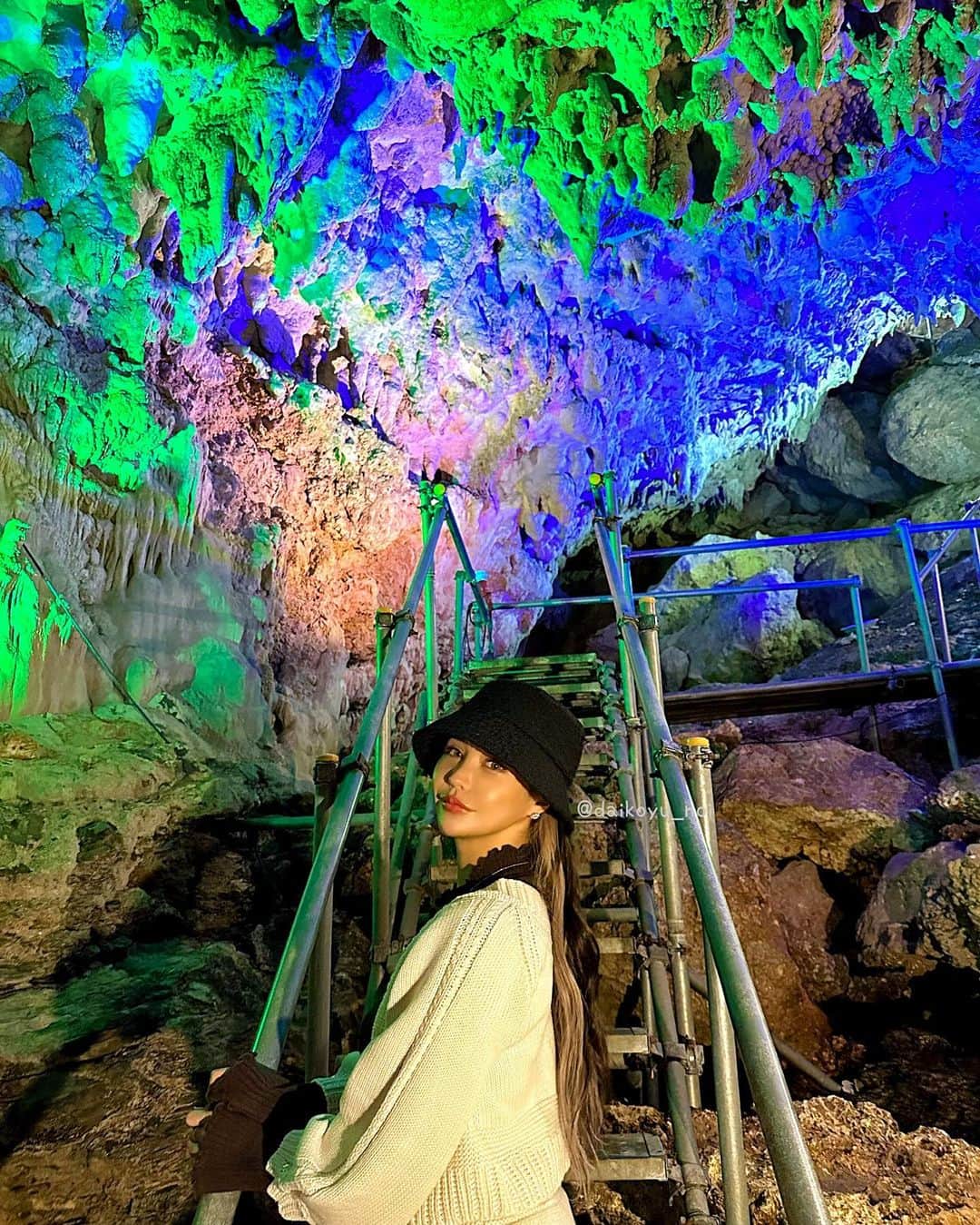 のいちゃんのインスタグラム：「. 年越しに行った鍾乳洞🧞‍♂️ . 神秘的ですごく素敵だった。 小さい時に行ったことあったけど ほとんど覚えてないし大人になってから 行くとまた見え方違うよね❤️💙🧡💜 . 自然ってすごいな〜 . #この日実はめっちゃおもろい思い出できた #元旦#鍾乳洞２周#年越し沖縄 #afactory #ダウンタイム #ショートカット#シーシャ#ドレス #vantyme#travel#summer#diet#sea#beauty#整形#豊胸#makeup#川越#沖縄#大阪#北新地#ミナミ#東京#新宿#歌舞伎町#博多#錦#キャバ嬢#シーシャ#のいちゃん」