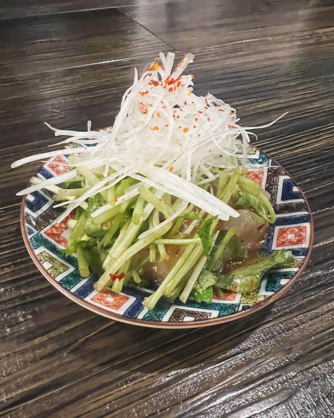 おっきゃがりのインスタグラム：「こんにちは😃 おっきゃがりです✨ 今日紹介する商品はこちら💁‍♀️ 【真鯛と三つ葉の花山椒和え】 です‼️  真鯛の甘さを引き立たせる味わいと 三つ葉と花山椒の香りが日本酒との 相性抜群です🫶 ぜひご賞味あれ‼️🥹✨  ーーーーー海鮮と寿司ーーーーー   季楽酒場おっきゃがり  　　　　　-営業時間-  　　平日17 :00〜25:00(Lo24:00)  土日祝17:00〜25:00(Lo24:00)  　　　　　-電話番号-  　　　　06-6454-3511  　　　　　　-住所- 　　大阪市福島区福島７丁目 　　　　　２-５ふくまる通り57    －－－－－－姉妹店－－－－－－ 　　うたげどころ　うぉっしゅ  　　　　　-住所- 　　北区曽根崎新地２丁目 　　　３-１３若杉大阪駅前ビル Ｂ1Ｆ  #オーゼットカンパニー #居酒屋 #寿司酒場 #日本酒 #魚 #海鮮 #アテ寿司 #寿司 #おっきゃがり #アルバイト募集 #ふくまる通りグルメ #魚しか勝たん #寿司しか勝たん #ぐるめすきな人と繋がりたい #酒すきな人と繋がりたい #さけすたぐらむ #大阪 #福島区 #福島区グルメ #うたげどころうぉっしゅ #好きな人がいること #うますぎ」