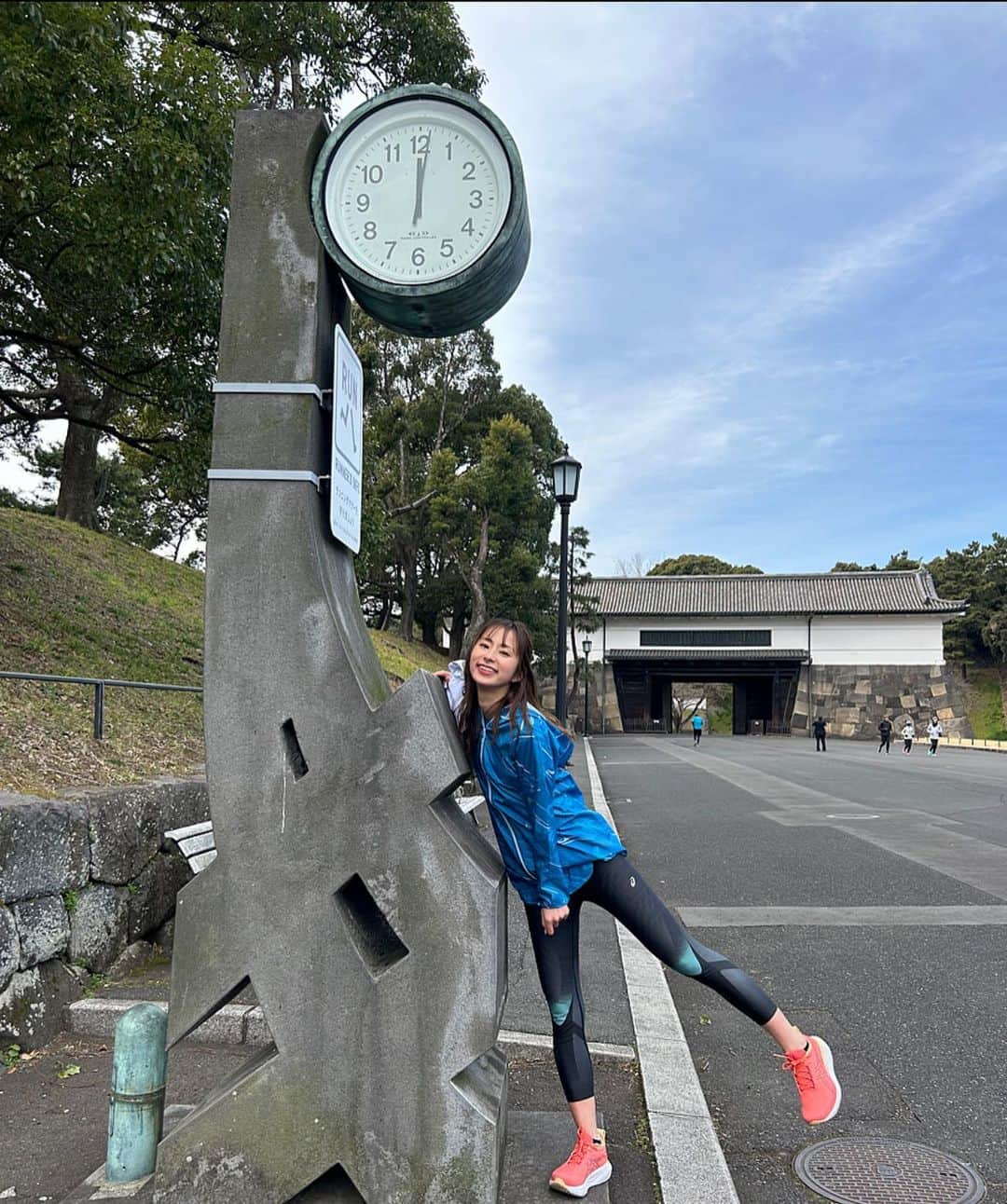 前田ゆうのインスタグラム：「初皇居ランしてきましたー🏃‍♀️💨 しかし東京マラソンはしることになってからまったくはじめてのことでなにもわからなかったのですが @miho_run0802 コーチのもとご指導いただき✨なんとか初皇居ランまでたどりつきました✨😝  素敵な方々と仲間としてご一緒させていただいてとても刺激になってます💓🏃‍♀️💨 本番にはベテランランナーの　@yuri1229 さんがご一緒してくださるので心強いです🤩💓  しかしねここの皇居のスタートの時計台の時計台ってなんのマークか知ってますか？😁  アシックスのマークなんだって😆😆😆 すごい😍 皇居は一周でちょうど5キロなんだって！！＾＾ なんのアプリ使ってるの？と質問あったですが、runkeeperというアプリつかってます🙆‍♀️ 1人でも解説してくれたり励ましてくれるから初心者だけどもわかりやすかったです😄👍  シューズについても質問あったので🙋‍♀️  アシックスのGEL NIMBUS25👟 @asicsrunning_jp  アシックスオンラインストアからGETできます😘 かわいいでしょ😏💕  しかし東京マラソンに走る方もたくさんいらっしゃって一緒にがんばれるのも嬉しいし、みなさんの応援の声がなにより励みになります❤️❤️ありがとう🥹✨ しかし本番まで残り一カ月わずかですががんばります😊  #東京マラソン #東京マラソン2023 #アシックス #ASICS #GELNIMBUS #ゲルニンバス #sosoweb #ランニング女子」