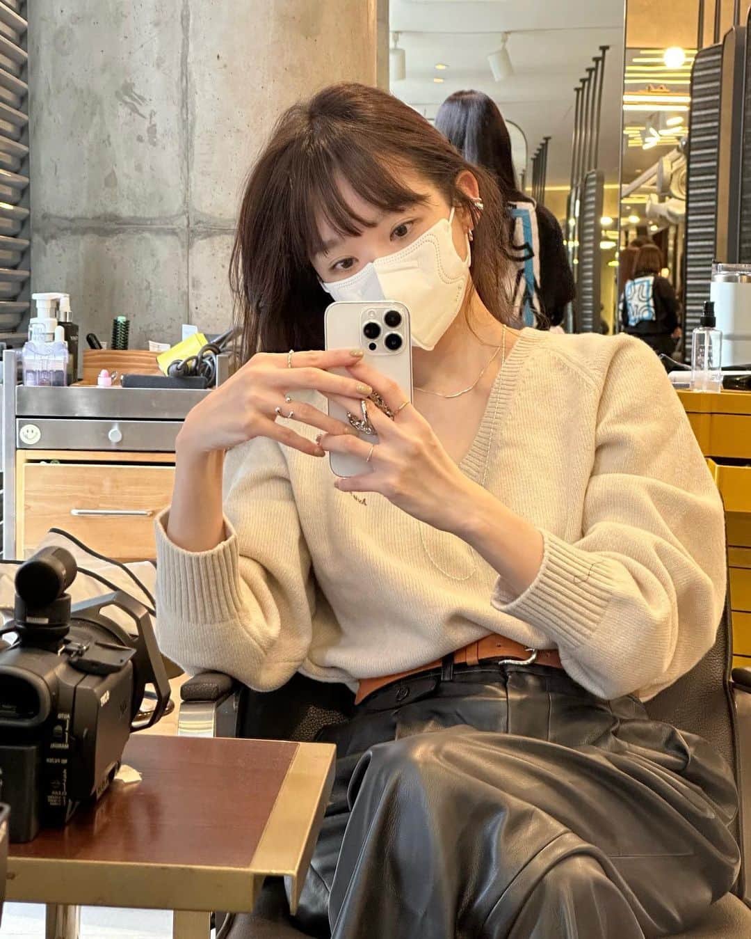 カン・ミンギョン のインスタグラム：「안녕하세요.......... 저 오늘 앞머리 잘랐어요.... 🫣 싹둑싹둑 서걱서걱 꿈이야 생시야」