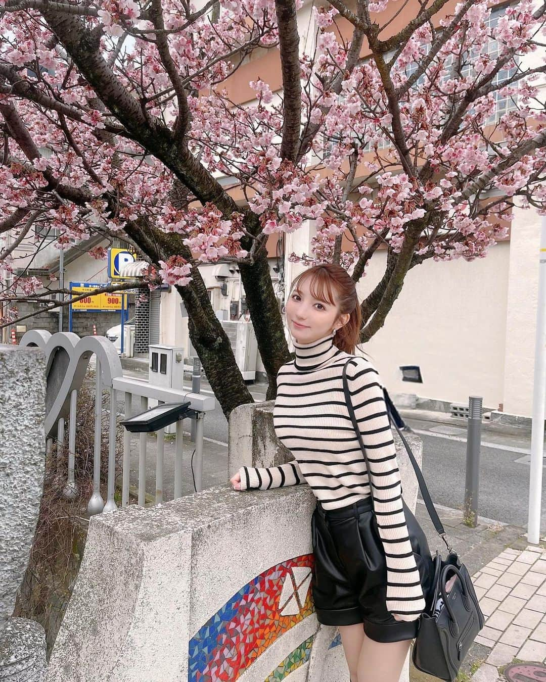 堀みづきのインスタグラム：「早咲き桜🌸🌸  富士山も見れて温泉もサウナも入って たくさんパワーチャージした🤭🗻✨  #熱海#温泉#早咲き桜#家族旅行#カバン空いてても気にしない人です🥹#だからよく物落とす」