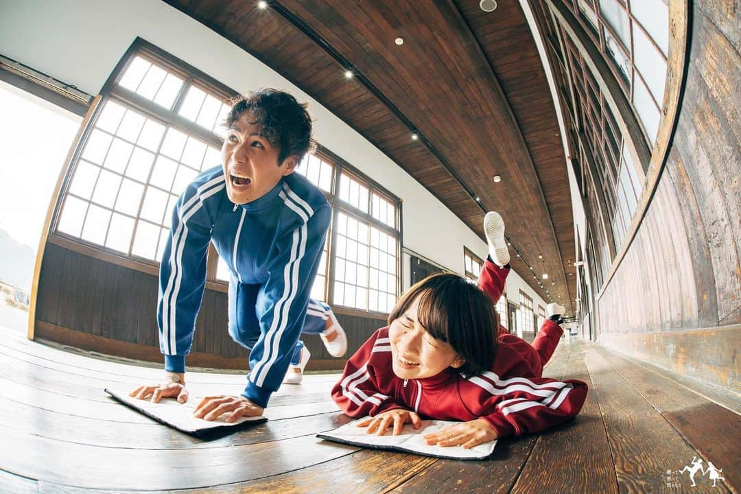 こんちゃんさんのインスタグラム写真 - (こんちゃんInstagram)「よー遊んだ愛媛県🍊 四国旅の最初は愛媛！ここには青島っていう猫の島があって島民10人程に対して猫が100匹以上いるっていうとんでもない比率の島がある…😂 この島、本当に観光地してなくてお土産屋さんやコンビニもなければ自販機すらない。 観光客がきても島民の方のメリットは0に等しくて、まじで島の人たちのご好意によって来島できる島なので、もし行かれる方はマナーとルールを守るように🐈 ただ本当に天国。島はものすごく静かで聴こえるのは波の音と猫の寝てるｽﾋﾟｰｯって寝息だけ。笑 朝の便で行っても夕方まで便がなくて帰ってこれないので1日中癒されてた🏝  そして念願の雑巾がけ…！！！！ 愛媛には元木造校舎を利用した109mのめっちゃくちゃ長い廊下があって、そこで毎年Z-1グランプリ(雑巾がけレース)が行われるのよ🧼 レースには日程的に間に合わなかったけど、雑巾がけ体験は出来るのでいざやってみたものの…続きは昨日のYouTube観てください！！笑  そんなこんなで蛇口捻ったらみかんジュースが出てきたり、有名な下灘駅も行ったりと大満喫でしたとさ！ 今週で愛媛動画も終わり🍊 (ちなみにラーメンは、らーめん工房りょう花の塩つけ麺が絶品すぎた🍜) #とったび #下灘駅 #青島 #愛媛旅行」2月9日 17時37分 - hiromasakondo