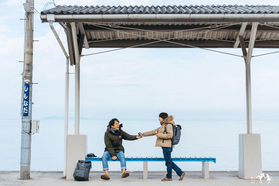 こんちゃんのインスタグラム：「よー遊んだ愛媛県🍊 四国旅の最初は愛媛！ここには青島っていう猫の島があって島民10人程に対して猫が100匹以上いるっていうとんでもない比率の島がある…😂 この島、本当に観光地してなくてお土産屋さんやコンビニもなければ自販機すらない。 観光客がきても島民の方のメリットは0に等しくて、まじで島の人たちのご好意によって来島できる島なので、もし行かれる方はマナーとルールを守るように🐈 ただ本当に天国。島はものすごく静かで聴こえるのは波の音と猫の寝てるｽﾋﾟｰｯって寝息だけ。笑 朝の便で行っても夕方まで便がなくて帰ってこれないので1日中癒されてた🏝  そして念願の雑巾がけ…！！！！ 愛媛には元木造校舎を利用した109mのめっちゃくちゃ長い廊下があって、そこで毎年Z-1グランプリ(雑巾がけレース)が行われるのよ🧼 レースには日程的に間に合わなかったけど、雑巾がけ体験は出来るのでいざやってみたものの…続きは昨日のYouTube観てください！！笑  そんなこんなで蛇口捻ったらみかんジュースが出てきたり、有名な下灘駅も行ったりと大満喫でしたとさ！ 今週で愛媛動画も終わり🍊 (ちなみにラーメンは、らーめん工房りょう花の塩つけ麺が絶品すぎた🍜) #とったび #下灘駅 #青島 #愛媛旅行」