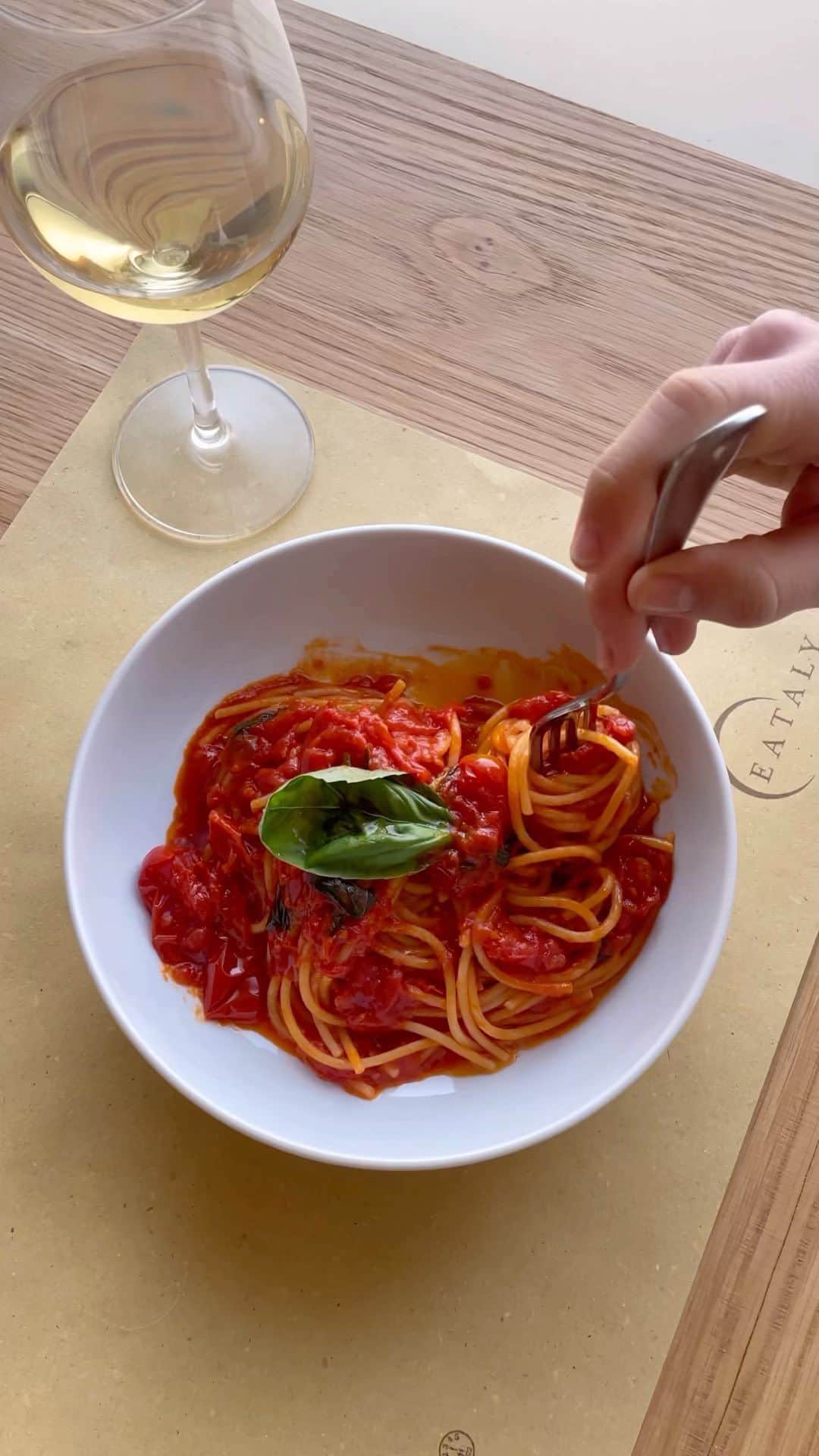のインスタグラム：「おいしい料理に恋をするバレンタインデー。私たちのレストランは、あなたと一緒に祝福するための特別なメニューをたくさん用意してお待ちしております!More than a flirt  #eataly #イータリー #eatalyginza #eatalytokyo #eatalynihombashi #eatalyharajuku #eatalyshonan #東京駅 #丸の内 #日本橋 #銀座 #原宿 #湘南 #東京駅グルメ #東京グルメ #丸の内グルメ #銀座グルメ #湘南グルメ #原宿グルメ」