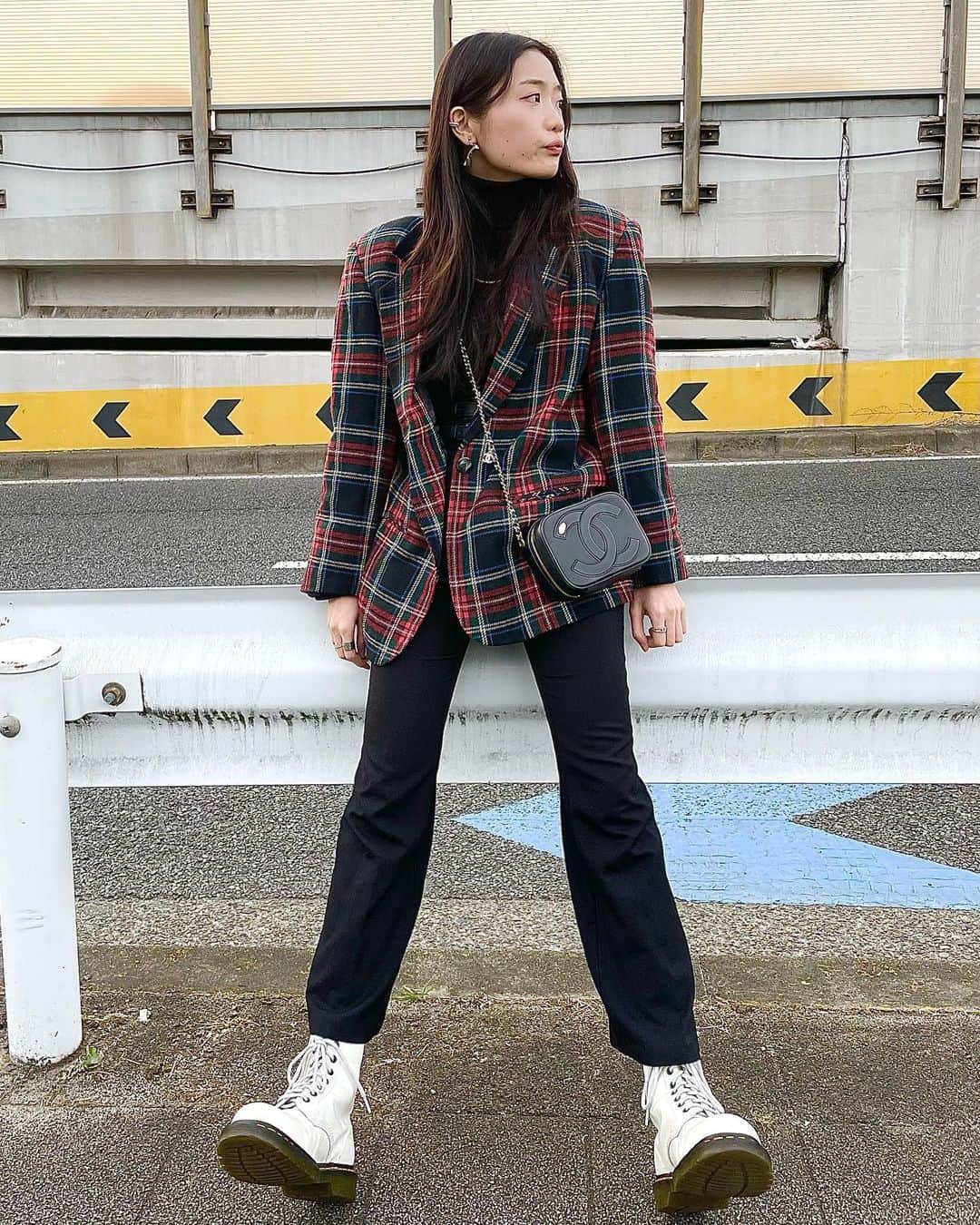 東野絢香さんのインスタグラム写真 - (東野絢香Instagram)「最近気まぐれに暖かいので、こちらかなり着る服に困らされています。  もう少し暖かくなったら、大好きな服を着て、大好きな友達に会いたい。  #chanel  #drmartens」2月9日 18時11分 - aya_kirin