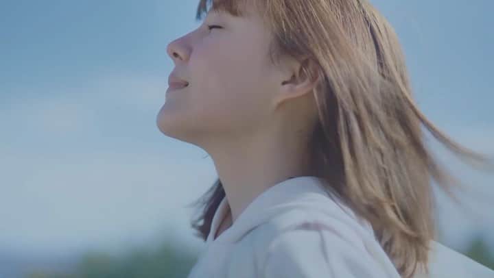 トリンドル玲奈のインスタグラム：「心地よく胸をホールドしてくれて、ゆっくり深呼吸できる優しい着け心地のブラ。  シームレスのショーツと共にお家にいくつあるだろう…♡というくらい、お気に入り。  色選びもたのしい！  サラサラで気持ちの良いエアリズム素材で、 これからの季節もおすすめです🍃  #あなたをオフするブラ  #☺️😌🕊」