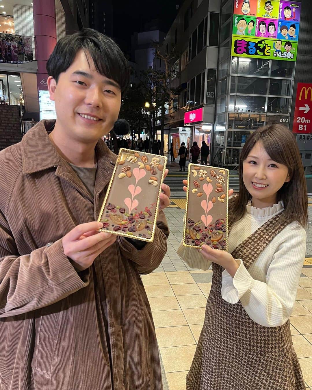 垣内麻里亜のインスタグラム：「. 今日のセノバ中継では 焼津市にあるショコラキッチンさんの バレンタイン商品紹介しました🍫  こんなに大きいチョコも！ そして2人ともたまたまチョコ色の服🍫  もうすぐバレンタイン！ 素敵なチョコは見つかりましたか😳🤍？」