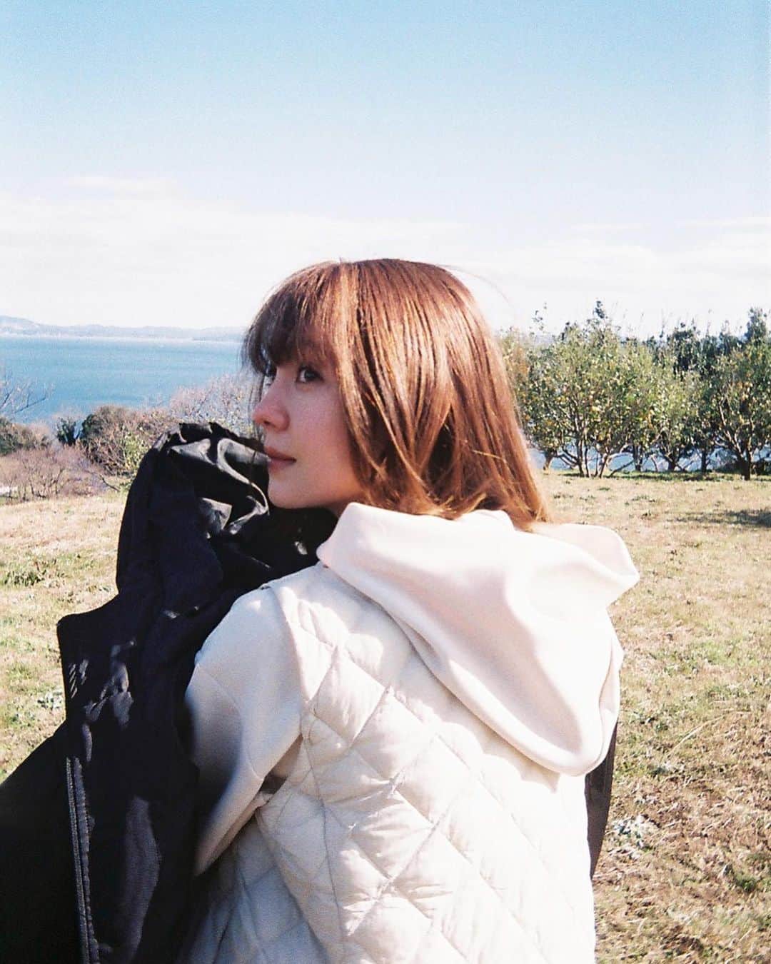 トリンドル玲奈のインスタグラム：「この日の服ももちろん全身ユニクロ♡  まっ白コーデ大好きなので、うれしかったなぁ。全身このまま私服として着たいくらい☺️  気持ちのいい場所でのロケ終わりには 無農薬レモンをたくさんいただいて、みんなで分けました🍋 香りがたまらなかったな〜♡  丸々食べたいなと思っていたら、母が漬けてくれました☺️  CM、楽しんでいただけたら嬉しいです。 ウルトラリラックスもよろしくお願いします♡」