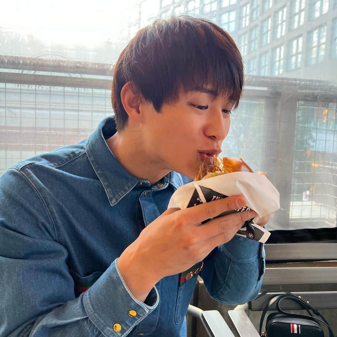 中道理央也さんのインスタグラム写真 - (中道理央也Instagram)「ハンバーガーって何でこんなに美味しいんだろう🤔  身体に悪いのは分かってるけど ついつい食べてしまう🍔  #hamburger #ハンバーガー」2月9日 18時30分 - lion_nakamichi