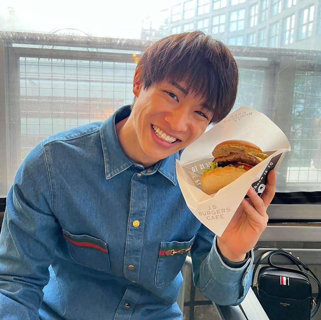 中道理央也さんのインスタグラム写真 - (中道理央也Instagram)「ハンバーガーって何でこんなに美味しいんだろう🤔  身体に悪いのは分かってるけど ついつい食べてしまう🍔  #hamburger #ハンバーガー」2月9日 18時30分 - lion_nakamichi