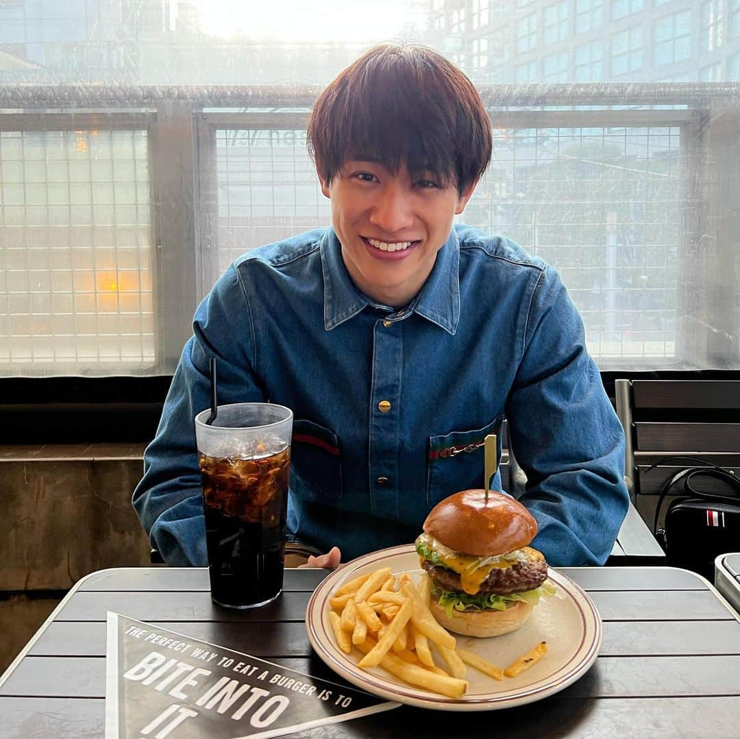 中道理央也のインスタグラム：「ハンバーガーって何でこんなに美味しいんだろう🤔  身体に悪いのは分かってるけど ついつい食べてしまう🍔  #hamburger #ハンバーガー」