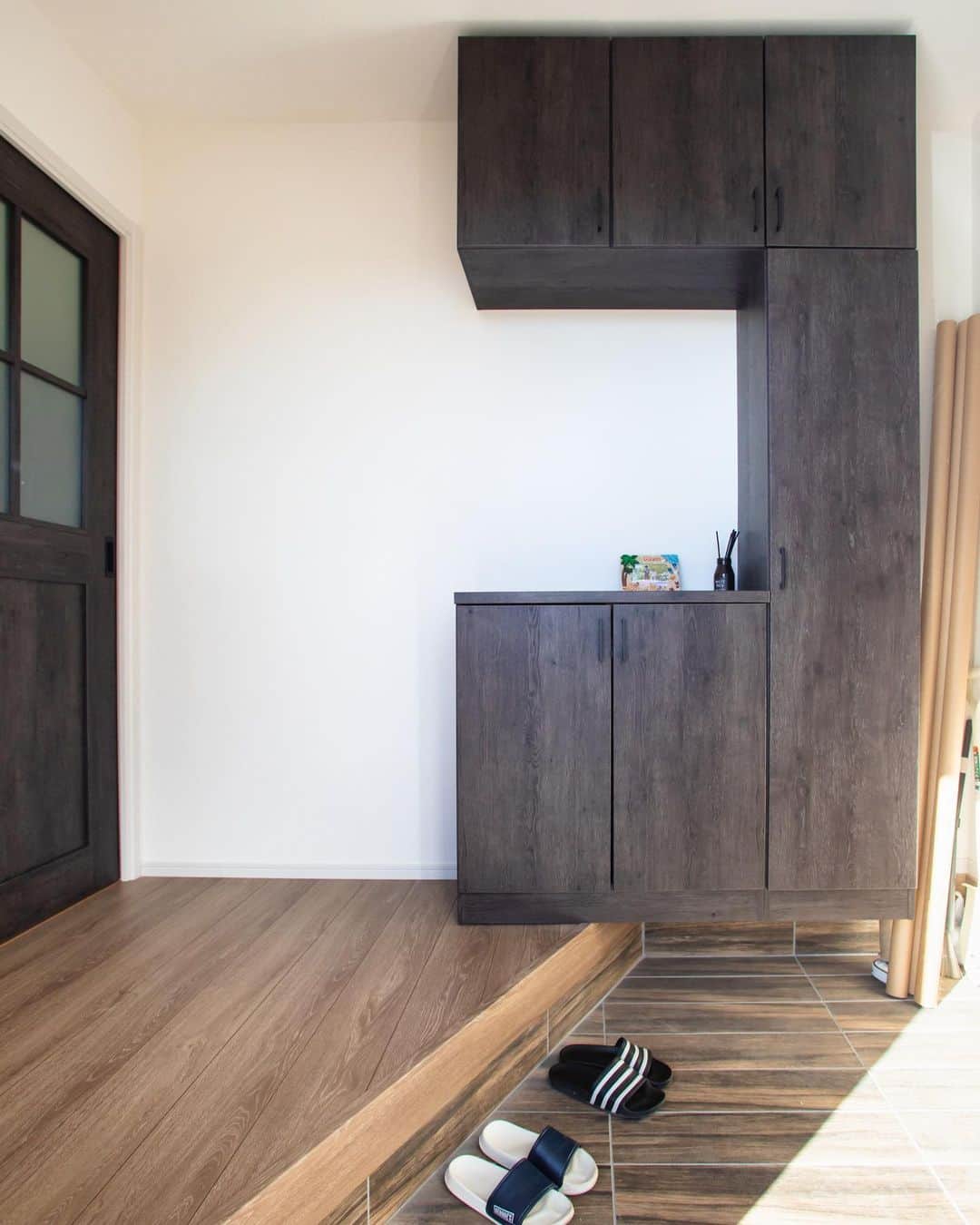suzukuri さんのインスタグラム写真 - (suzukuri Instagram)「【Viento施工事例：長野県S様】 アメリカンライクなS様邸をご紹介いたします。  黒とウッドのコントラストが目を引く外観。 細部までこだわりがつまった、アメリカンスイッチや真鍮のフック。 使い勝手の良さとデザイン性を兼ね備えたお宅です。  照明にもこだわったオシャレな寝室、かっこよさが際立ちます。  こんな家に住みたい！と思ったら、「いいね」や「保存」をタップ！  ▶Vientoの詳細・資料請求はプロフィールリンクから。⁠ →@suzukuri.official  #suzukuri⁣　#suzukuri_viento　#suzukuri施工事例　#ホテルライクな暮らし　#ホテルライクインテリア　#施工事例　#寝室インテリア　#照明計画　#daiko　#ネオスパンプレミアム　#大光電機　#インナーバルコニー  #軒天　#軒天木目調　#ガルバリウム外壁　#三協アルミ　#ニチハ　#ニチハキャスティングウッド　#ニチハ外壁  #間接照明　#ウォークインクローゼット」2月9日 18時36分 - suzukuri.official