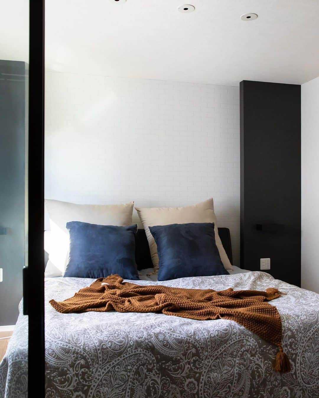 suzukuri さんのインスタグラム写真 - (suzukuri Instagram)「【Viento施工事例：長野県S様】 アメリカンライクなS様邸をご紹介いたします。  黒とウッドのコントラストが目を引く外観。 細部までこだわりがつまった、アメリカンスイッチや真鍮のフック。 使い勝手の良さとデザイン性を兼ね備えたお宅です。  照明にもこだわったオシャレな寝室、かっこよさが際立ちます。  こんな家に住みたい！と思ったら、「いいね」や「保存」をタップ！  ▶Vientoの詳細・資料請求はプロフィールリンクから。⁠ →@suzukuri.official  #suzukuri⁣　#suzukuri_viento　#suzukuri施工事例　#ホテルライクな暮らし　#ホテルライクインテリア　#施工事例　#寝室インテリア　#照明計画　#daiko　#ネオスパンプレミアム　#大光電機　#インナーバルコニー  #軒天　#軒天木目調　#ガルバリウム外壁　#三協アルミ　#ニチハ　#ニチハキャスティングウッド　#ニチハ外壁  #間接照明　#ウォークインクローゼット」2月9日 18時36分 - suzukuri.official