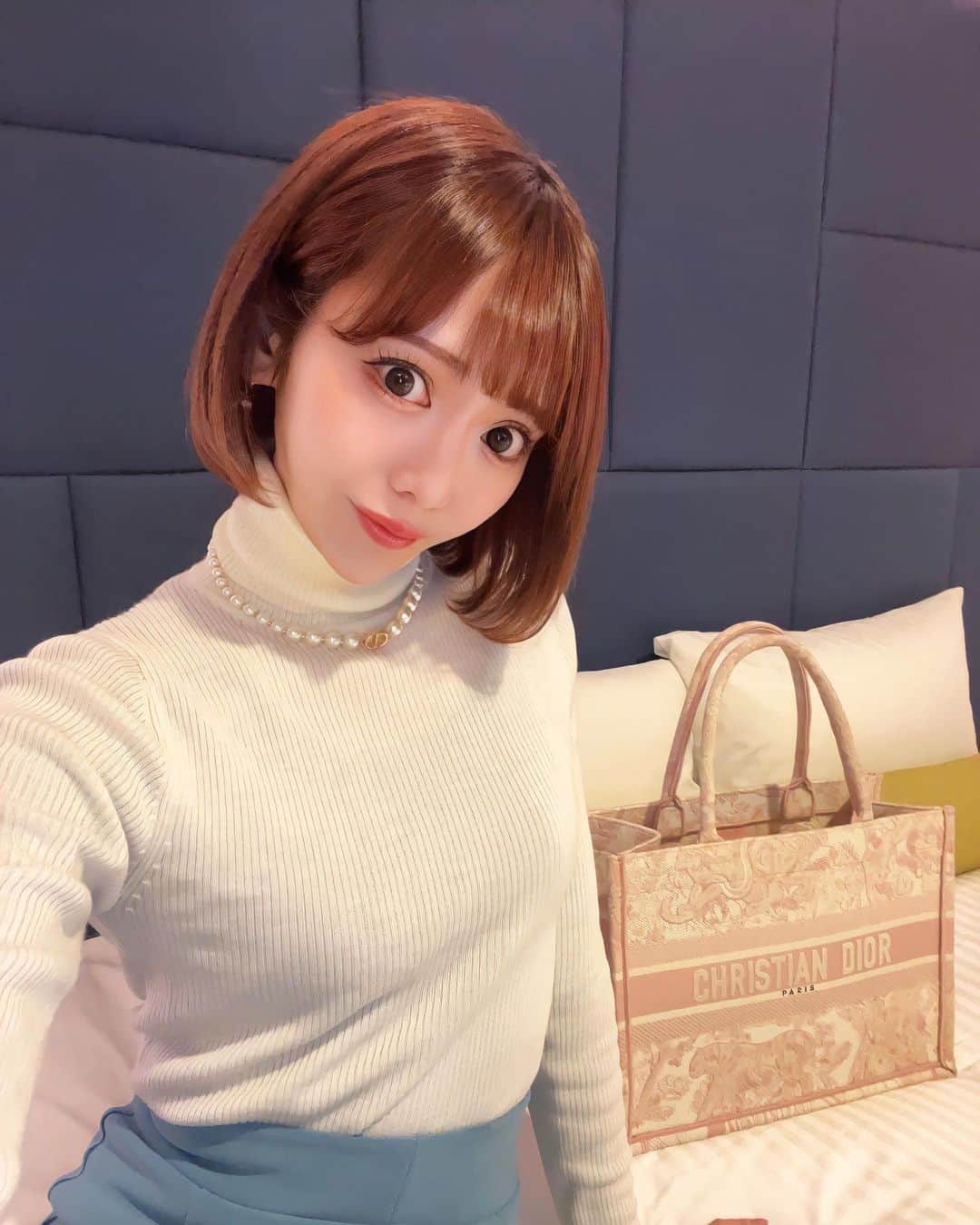 MOEのインスタグラム：「. 髪伸びたけど、 着るか伸ばすか迷う😮‍💨😮‍💨 . #shorthair #bobhair #selfie #dior」