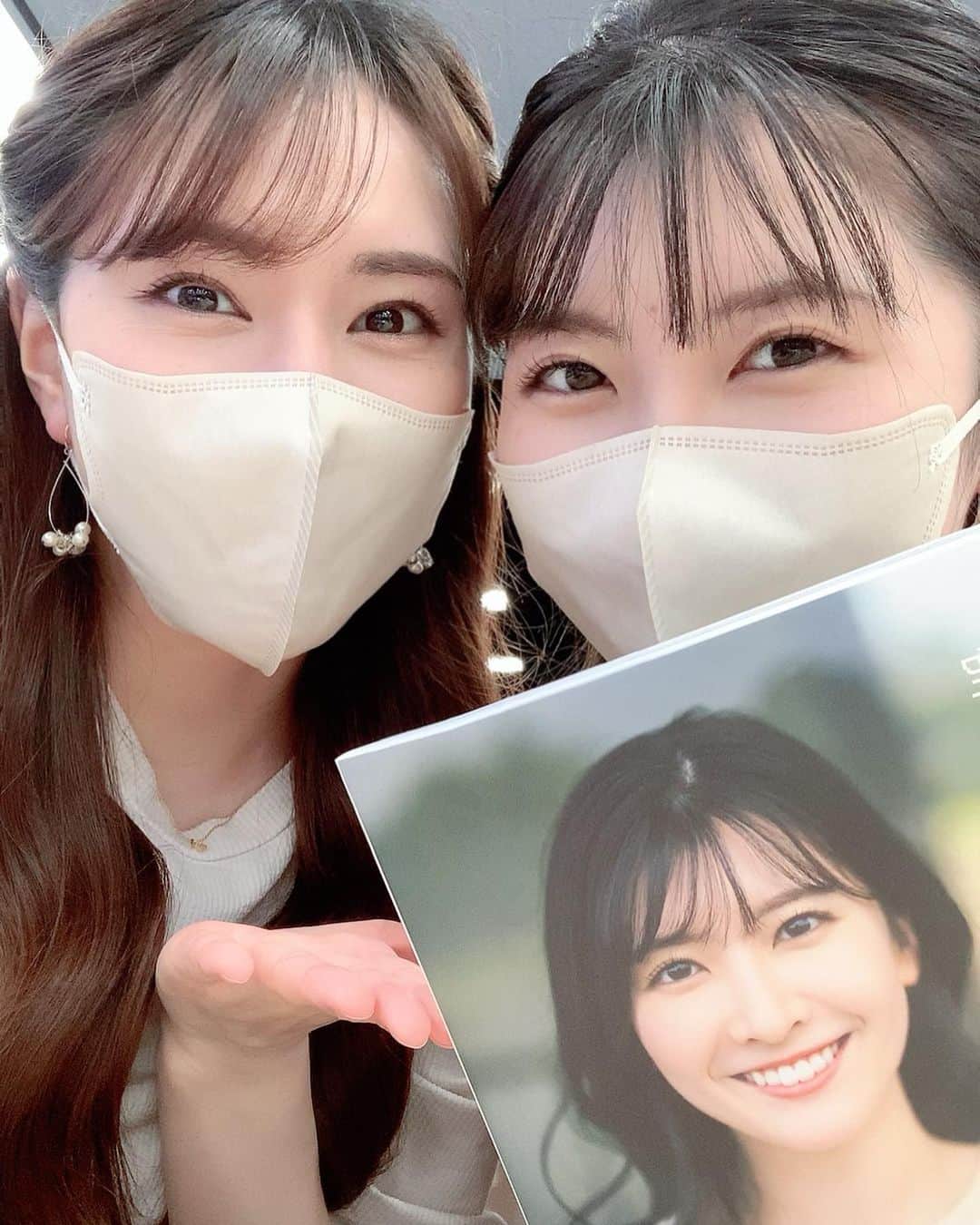 白井ゆかりのインスタグラム：「.. 結衣ちゃん、改めて出版おめでとう🎉 先日、嬉しいコメント付きで本をゲットしまして💓💓 一緒に写真も撮ったよ🤳  結衣ちゃんの優しい雰囲気や素敵な人柄がじんわ〜り心地よく伝わってくる一冊だなと思いました♡  #空を結ぶ ぜひ✨  #ウェザーニュースキャスター」