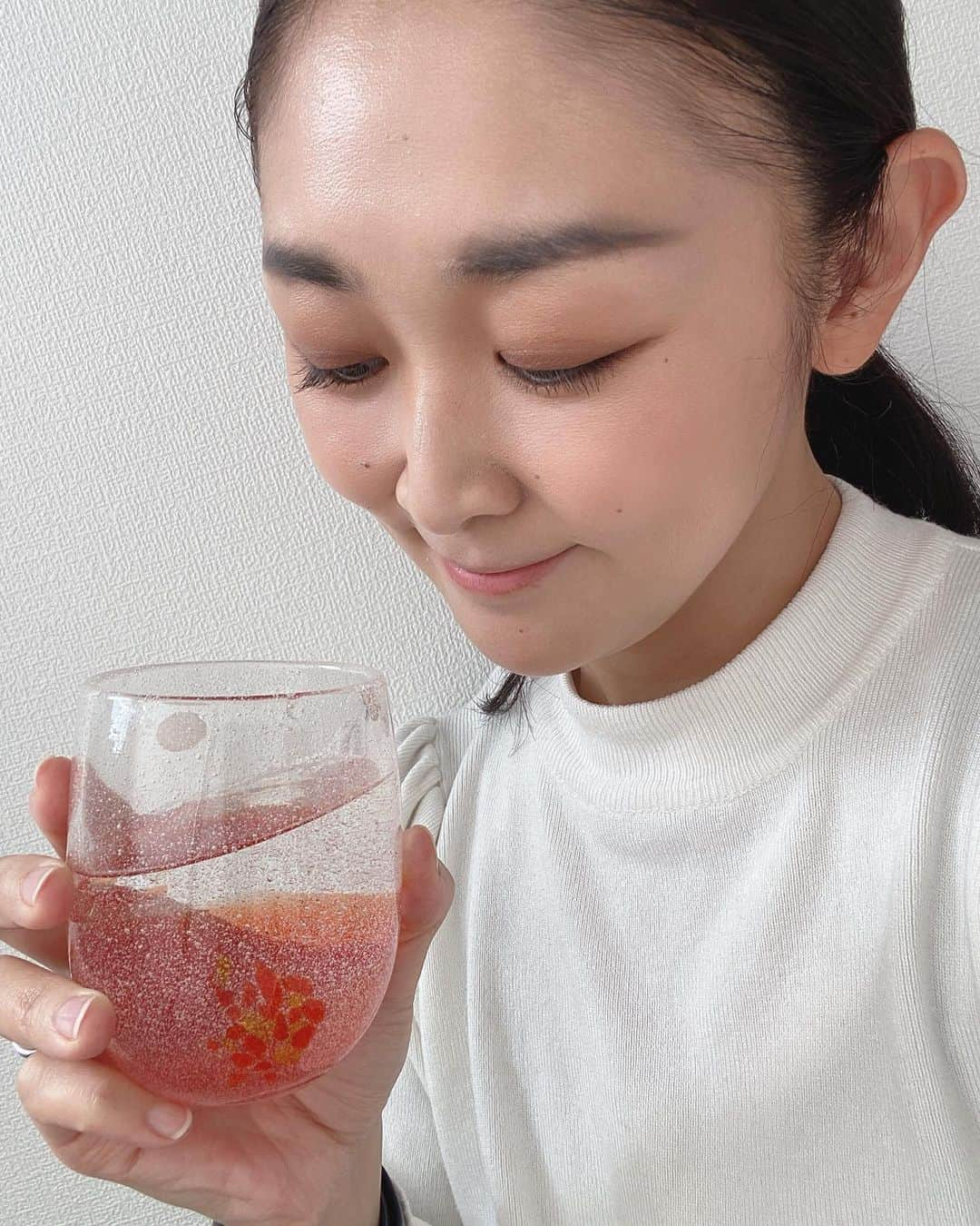 美夢ひまりさんのインスタグラム写真 - (美夢ひまりInstagram)「美容のため、 健康のため、 話題の温泉水99を飲み始めました❗️  私、本当にお水が飲めなくて💦 夏はまだしも冬は本当に飲めない。 よく聞く「お水は1日2リットル以上」なんて到底無理。。  でもこの温泉水99は、軟水でとっても飲みやすくて、美味しい…❗️お水が飲めない私でもごくごく飲める😳  硬水と軟水の味の違いはさすがに分かるけど、ミネラルウォーターなんてどれも一緒でしょと思っていました💦  温泉水99は全然ちがう😳 お水を飲んで「このお水まろやかで美味しい」って感じたの、私初めてです🫢まろやかって表現が本当にぴったり❗️  意識してお水を飲んでいたら、 甘いものへの依存が少しマシになった気がする。これは本当にびっくり。  良いものに出会えました…✨ これからも続けていきたいです。  @onsensui99  こちらから購入できますので、同じようにお水飲めないーという方は是非見てみてください…‼️   #温泉水 #アルカリイオン水 #ミネラルウォーター #美容と健康 #PR」2月9日 9時52分 - himari_miyume