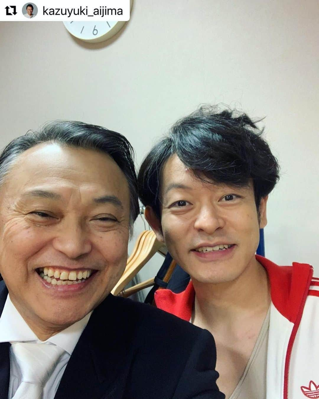 山中崇さんのインスタグラム写真 - (山中崇Instagram)「両生類😆 『歌わせたい男たち』でお世話になりました。作品に向き合う姿勢にとても刺激をいただきました。 相島さん、ありがとうございます。  #Repost @kazuyuki_aijima with @use.repost ・・・ 山中崇  何年か前友達から「あいじま今の朝ドラでいい味出してるね」と言われ、俺今回出てないのにな、と思っていたら今度はかみさんから「あ、ダンナさんだと一瞬思ったら違ってた」と言われ、そいつは誰だ？と確認したら山中崇くんでした。  今回の稽古の時も、あいじま、日本橋のおしゃれなお店で商品を見ていたらそちらにいらしたマダムから  マ「あのー、俳優さんに似てるって言われませんか？」 あ「ええ、あー」 マ「え？もしかしてご本人ですか？」 あ「えー」 マ「あ！やっぱり！！山中崇さんですね！💕💕」 あ「……」　  あいじまはマスクしてたし、ちょうどこの後本人と会うし「はい、山中です」と答えようかなと一瞬思いましたがやめときました。  よく似てると言われると本人に話したら山中くんが「僕も三谷さんから相島に似てると言われました」と。なんと三谷まで！！  山中くん曰く顔が爬虫類系だからじゃないですかとのこと。  確かにあいじまは爬虫類顔です。 子供の頃からよく言われました。  カエルに似てる ヤモリに似てる ヘビに似てる …… カエルは両生類だ！  あいじまがディズニーキャラクターで1番好きでやりたいのは『モンスターズインク』のランドール。 …… ピクサーだ！！  話が脱線しました…  たかしとは映像では何度も一緒にやってましたがお芝居でガッツリと言うのは初めてでした。  素敵なお芝居でした。  「拝島先生と校長先生とのシーンが泣けるとは思っていませんでした」  演出の永井愛さんが稽古の時におっしゃった言葉です。  たかしがそう言う芝居にしたのです。  楽しかった。  また一緒にやろうね。  ありがとうございました！  #相島一之 #山中崇 #歌わせたい男たち」2月9日 10時24分 - takashi_yamanaka.official