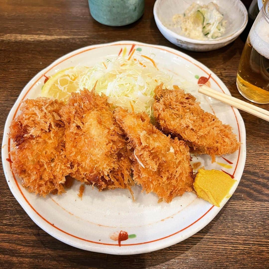 渡辺祐のインスタグラム：「巣鴨「ときわ食堂」 #カキフライ #ポテトサラダ #瓶ビール ちょいと並んでも食事だけのお客さんも多いので回転早し。ひとつから頼めて嬉しいひとり旅。」