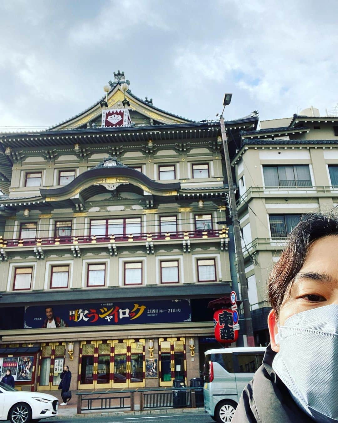岡田義徳さんのインスタグラム写真 - (岡田義徳Instagram)「歌うシャイロック  本日、京都南座にて初日を迎えます。  無事に幕が上がるよう八坂神社にお参りにいきました。  皆様、劇場でお待ちしています。  #歌うシャイロック #京都南座 #本日初日」2月9日 10時41分 - yoshinori_okada_44