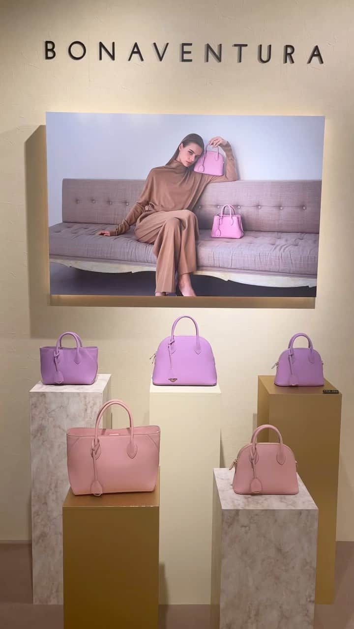 広瀬未花のインスタグラム：「・ 2/8〜2/14までボナベンチュラpop up イベントが開催❤️ 場所は銀座三越の正面入り口から入ってすぐのザ・ステージです♪ 大人気だったアリアハートバッグも再登場✨ バレンタインにピッタリなバッグですね♪ 限定販売のサクラピンクは、発売から2時間後には完売した程の人気だったそうです！！💓 私的にはBLACKのアリアハートバッグが🖤オススメ✨  そして、春の新色サクラピンクに加えて、気になる新色も❣️ パールパープルの新色はpop upで先行販売されてます💜 春の着こなしをグッとお洒落にしてくれる、存在感のあるお色味です♪ 可愛すぎる〜😻  5万円以上お買い上げの方は、先着50名様限定でノベルティーも！  是非、ボナベンチュラのpop up銀座三越の1階ザ・ステージへ行ってみて下さいね❤️  #ボナベンチュラ #popup開催中」
