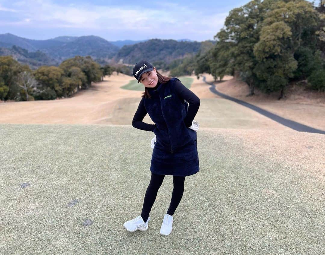 近藤里奈さんのインスタグラム写真 - (近藤里奈Instagram)「今週2回コース行けた🏌️‍♀️ 飛距離のばしたい、、  全身 @vivaheartofficial コーデ❤︎  #ゴルフ #ゴルフ女子 #ゴルフコーデ #ゴルフ初心者 #ゴルフ好きな人と繋がりたい #ゴルフウェア」2月9日 11時20分 - rina_kondo_0223