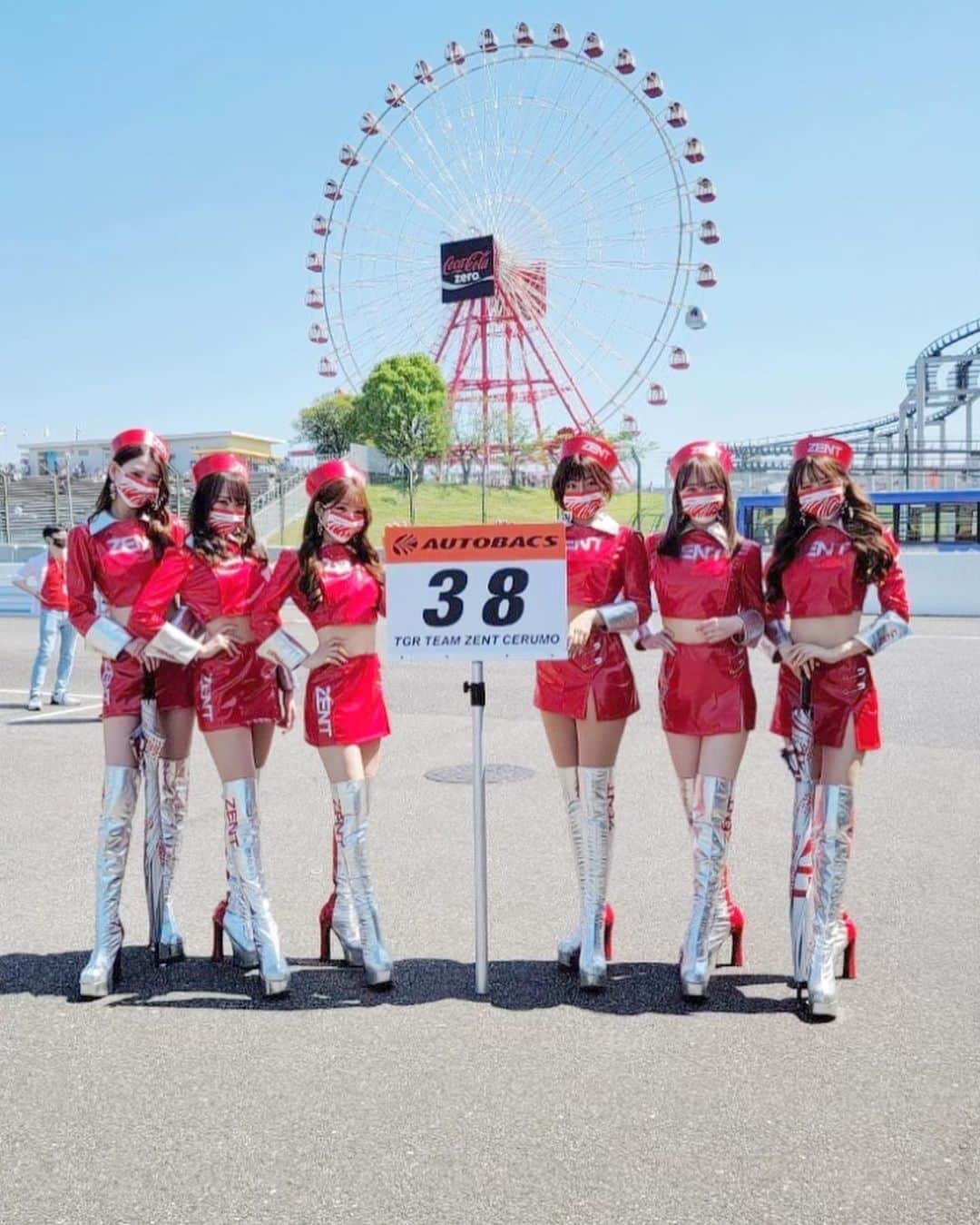 ナタリア聖奈さんのインスタグラム写真 - (ナタリア聖奈Instagram)「・ 🎓💐🌸  【🏎ご報告🏎】  ZENTsweeties2023が発表されました。 発表にもある通り、私は継続しません。  また、今年度レースクイーンをする予定もございません。  皆様には残念なご報告になってしまってすみません💭  昨年度、 念願だったレースクイーンデビューを果たす事ができ、ZENTsweeties2022として活動できたことが本当に今でも夢のようです😌  チーム・メンバーに支えられ、何も知らなかった私がこのー年を通して、 レースの知識も沢山つけることができ、チームワークの大切さ・礼儀作法も改めてどんなに大切か学びました💭  初めてピットでメカニックさん方が一生懸命車を整備してる光景を 目にした時の光景を今でも忘れられません。 暑く日差しが指す中、チーム一丸となって車を支え、38号車に対する愛情を身近で見て、私もより一層、38号車への愛が深まりました💭  表には出ていないけれど、裏で一生懸命チームを支えてる方を私はこの 1年間見てきて、沢山刺激を受けました。  昨年度は新しい事の連続で、精神的に負けてしまうことばかりでした。 1人で思い悩む日々で辛かった時を乗り越えられたのは温かく手を差し伸べてくれたメンバーのおかげです💭 辛かった事以上のものを得られた一年でした！  ZENTsweetiesを応援してくれてる皆にも出会えて、 サーキットだけでなく、イベントでも皆と交流して仲良くなれたのも すごく嬉しかったですˊᵕˋ  いつもサイン会で私のために、プレゼント考えてくれたり、 時間を作って会いに来て下さった方々本当に一年間 ありがとうございました💭  今後会える機会は中々ないから寂しいけど、ライブ配信は定期的に するのでお話しようね𖤐´-  改めまして一年間ありがとうございました！    2023.02.09  ナタリア聖奈  #ZENTsweeties2022 #ナタリア聖奈 #レースクイーン #サーキット #supergt500 #racequeen #supergt」2月9日 11時32分 - _natamilk_