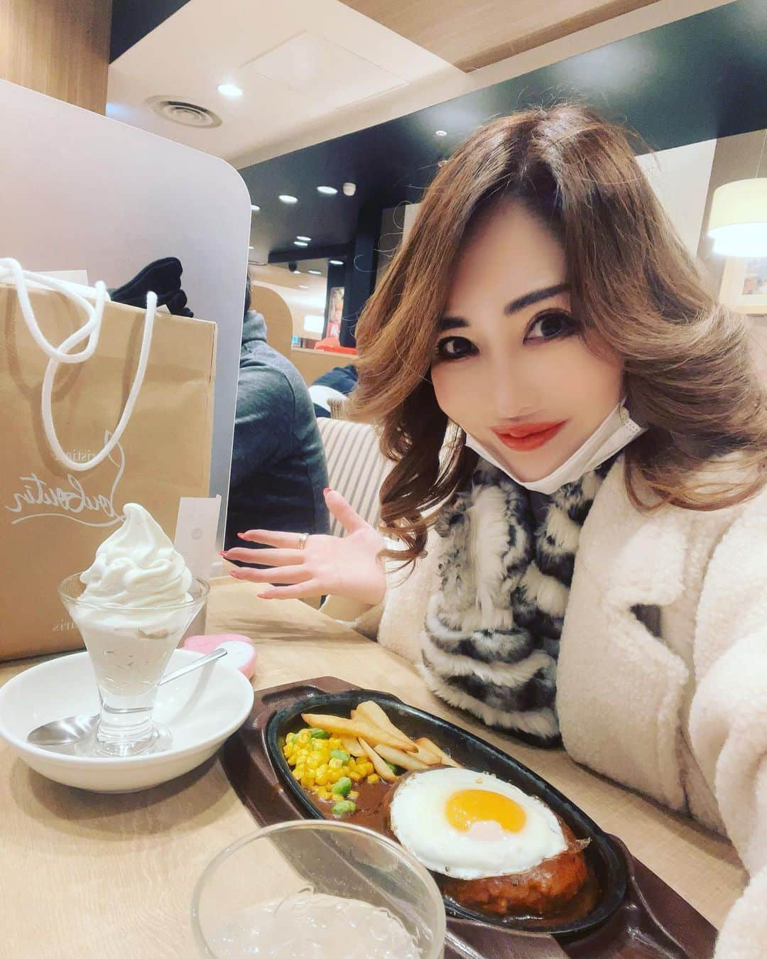 沢田麗奈のインスタグラム：「ー ごきげんよう！  最近、1人… ファミレスデビューしたの‼️ パチパチ👏  美味しき♡ ガストも サイゼリアも おひとり様笑  大好きなソフトクリームまで たっぷり食べて お安いの💋 んー 満足♡  ー #1人ご飯 #1人ご飯女子  #ファミレス #ファミレススイーツ #ソフトクリーム大好き  #スイーツ女子 #アラフィフ女子 #55歳でも綺麗でいたい  #美意識高い人と繋がりたい  #美容好きな人と繋がりたい  #シングルマザー #ファミレス好き  #セクシー女優  #followme💋」