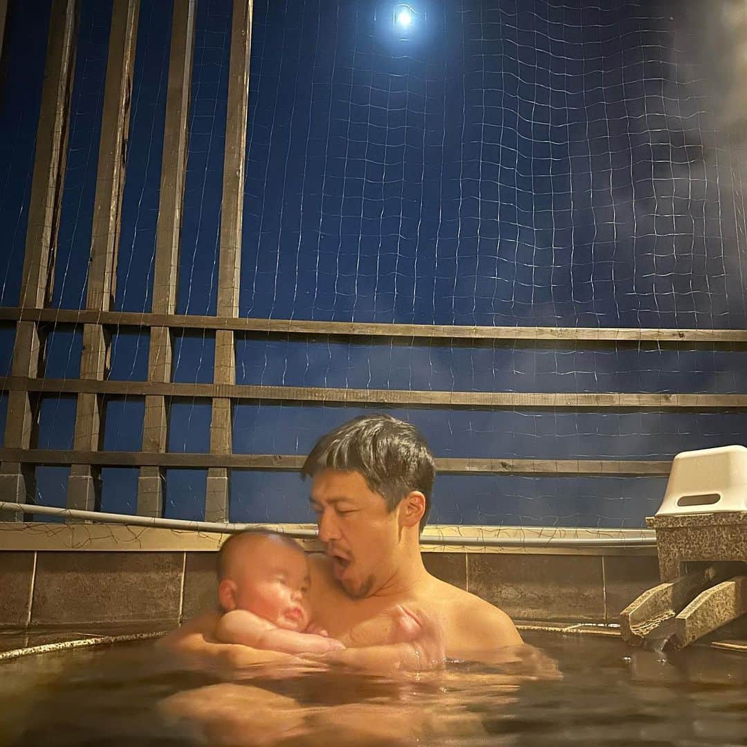 君島良夫さんのインスタグラム写真 - (君島良夫Instagram)「Moonlight onsen experience for our little Joe in Beppu ♨︎  ジョー初温泉。別府、露天、月夜、オーシャンビュー。完璧だろ。」2月9日 11時52分 - yosh_10